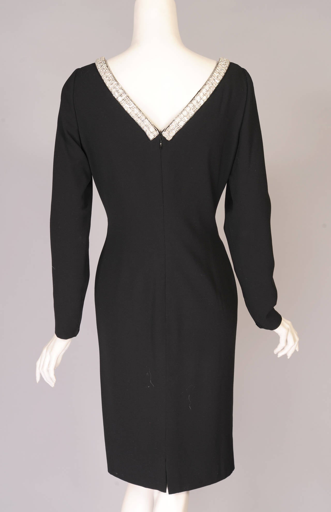 Galanos - Robe de soirée en crêpe de soie noir avec encolure inhabituelle en diamants Pour femmes en vente