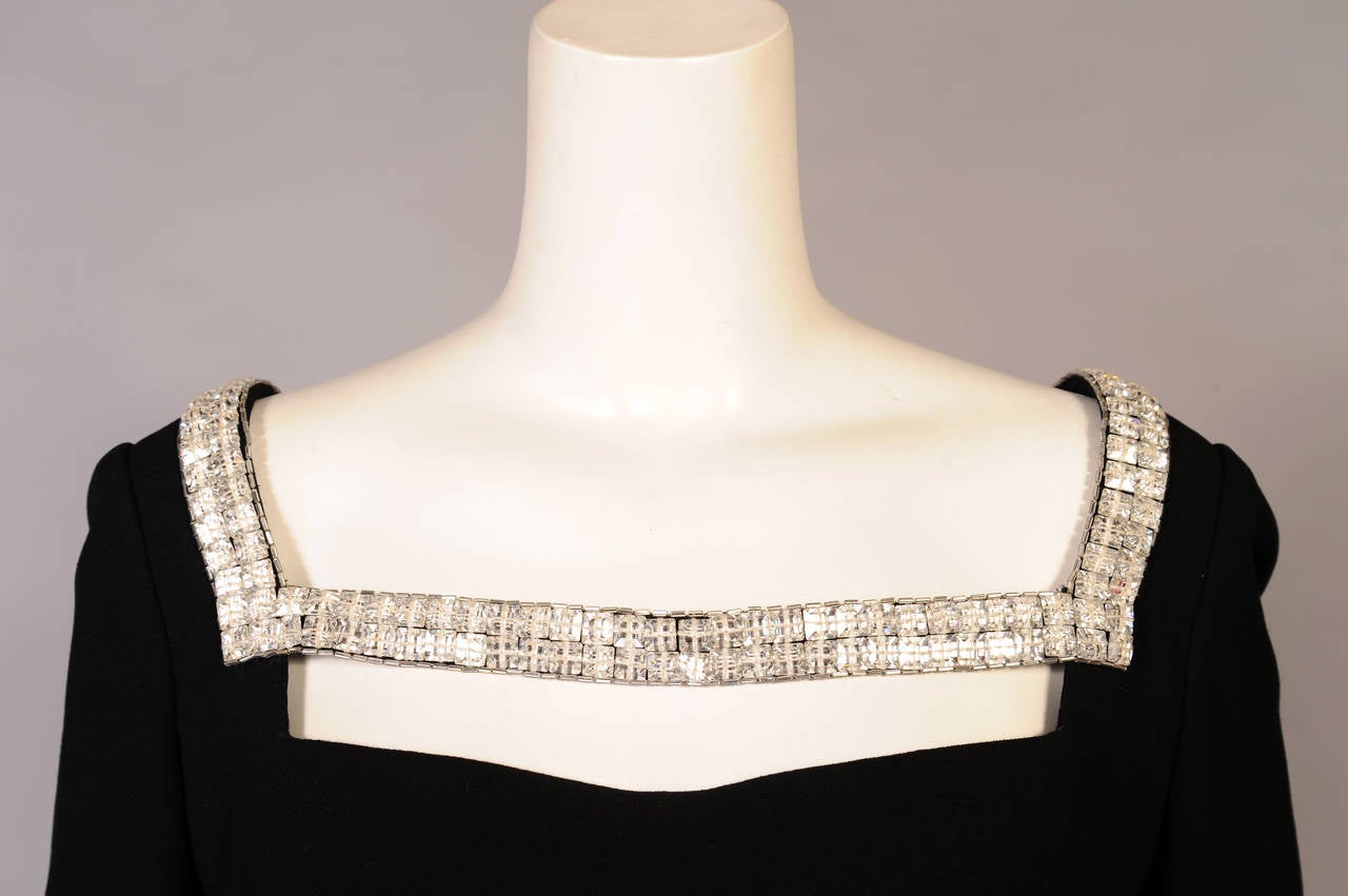 Galanos - Robe de soirée en crêpe de soie noir avec encolure inhabituelle en diamants en vente 1