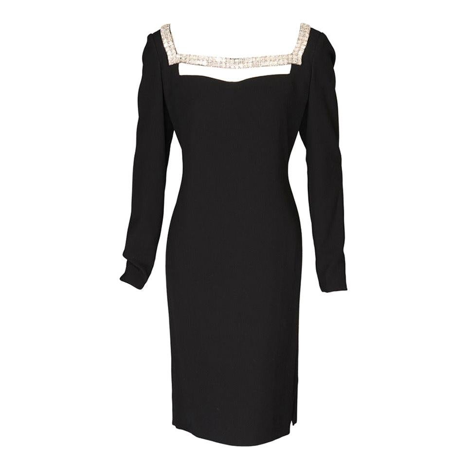 Galanos - Robe de soirée en crêpe de soie noir avec encolure inhabituelle en diamants