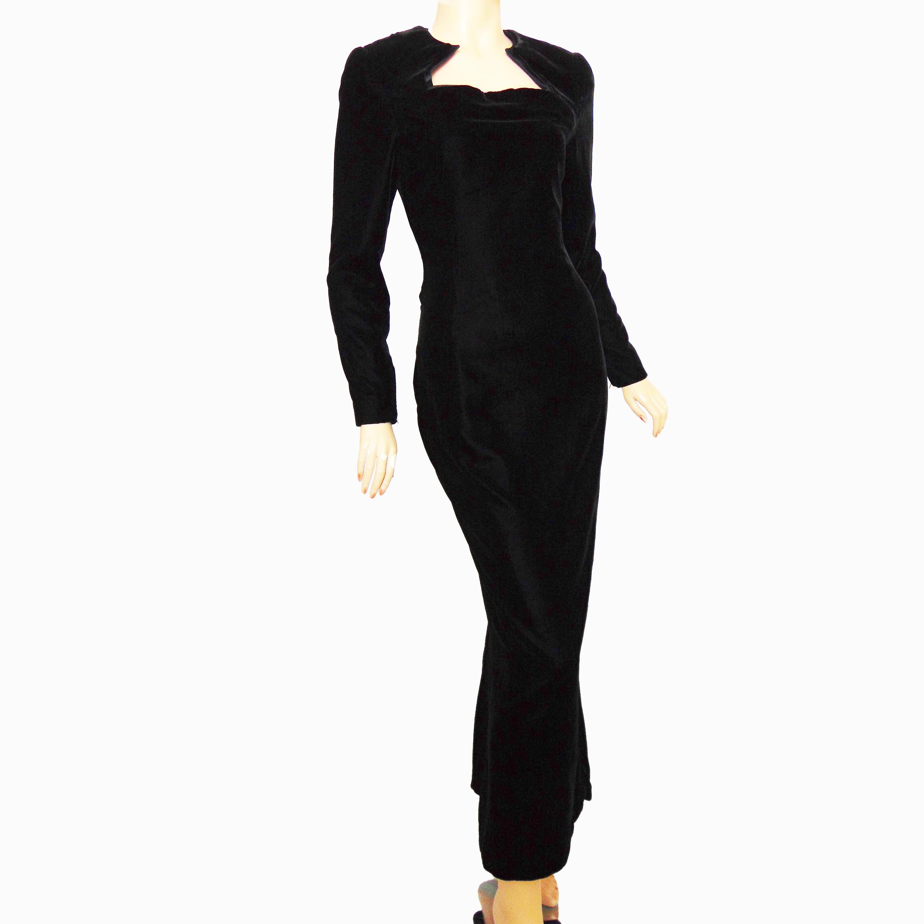 Voici une robe de soirée sophistiquée de Galanos, probablement créée à la fin des années 70 ou au début des années 80.  Réalisée en velours de soie (sans étiquette), cette pièce présente un col sculptural passepoilé de soie noire.  Notez que