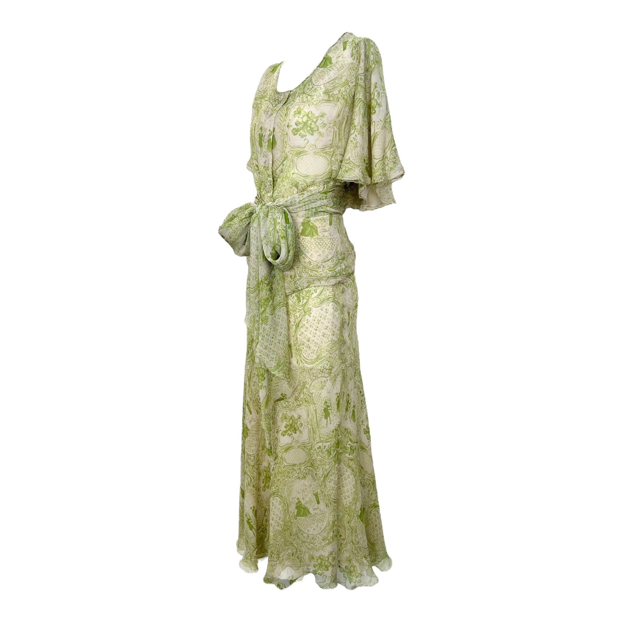 Romantisches und zartes Ensemble von Galanos aus den 1970er Jahren im Stil der 1930er Jahre. Cremefarben mit einem lindgrünen Toile-de-Jouy-Druckmotiv auf dem gesamten Seidenchiffon-Ensemble. Die flatternden Ärmel, der dramatische Gürtel mit Schal
