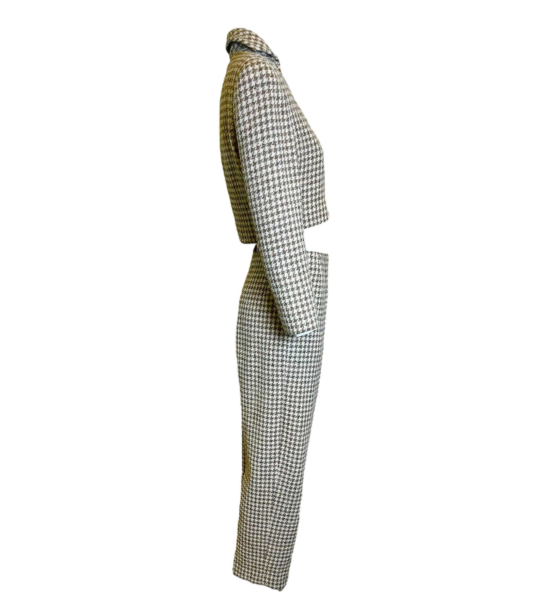 Del famoso diseñador James Galanos, hacia la década de 1980.  Conjunto de chaqueta y pantalón de pata de gallo de 2 piezas en marrón y gris. Sofisticada pero aún así adorable. El conjunto incluye una chaqueta recortada de lana y unos pantalones de