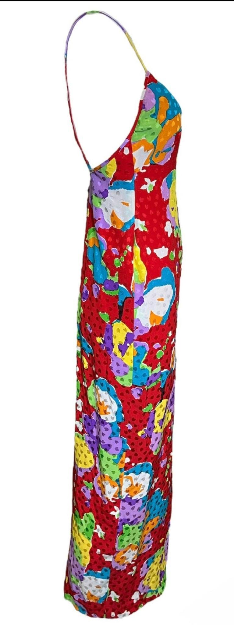 Cette magnifique robe Galanos des années 1980 présente un imprimé abstrait floral multicolore sur fond rouge. Réalisé en jacquard de soie et doublé de soie. Cette robe longue peut passer du décontracté au formel californien instantanément. Il