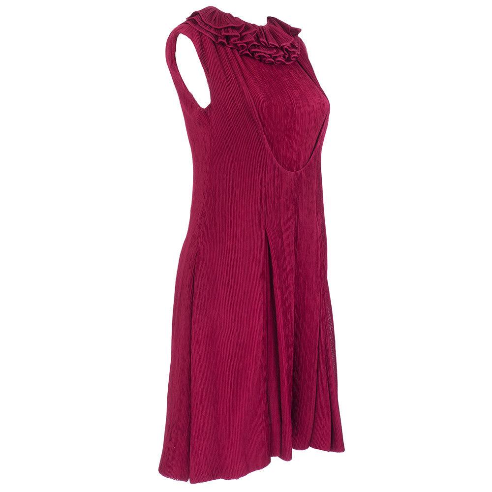Süßes und klassisches Cocktailkleid. Swinging sixties does eighties vibe - Passform und Schlaghose mit Einsatz am Mieder und mehrlagigem Rüschenkragen. Reißverschlüsse auf der Rückseite. Plissee-Rock. Erstklassiger Zustand.

Zusätzliche