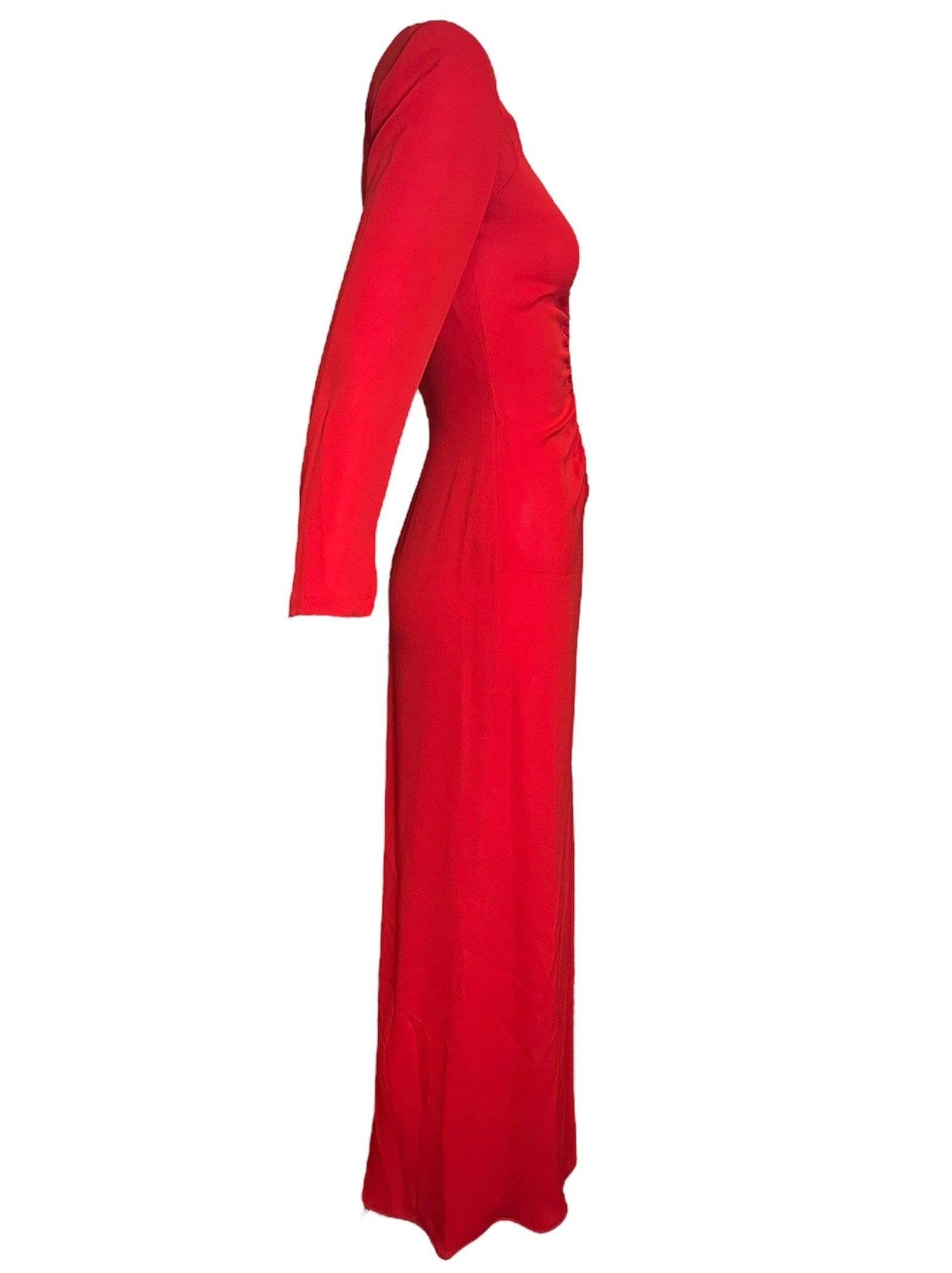 80er Jahre Seidenkleid aus feuerrotem Seidenkrepp von James Galanos.  Das geraffte Mieder und die Fächerfalten am vorderen Schlitz am Saum zeugen von der Kompetenz und der Liebe zum Detail des Designers. Leicht gepolsterte Schultern. Ultra-einfach