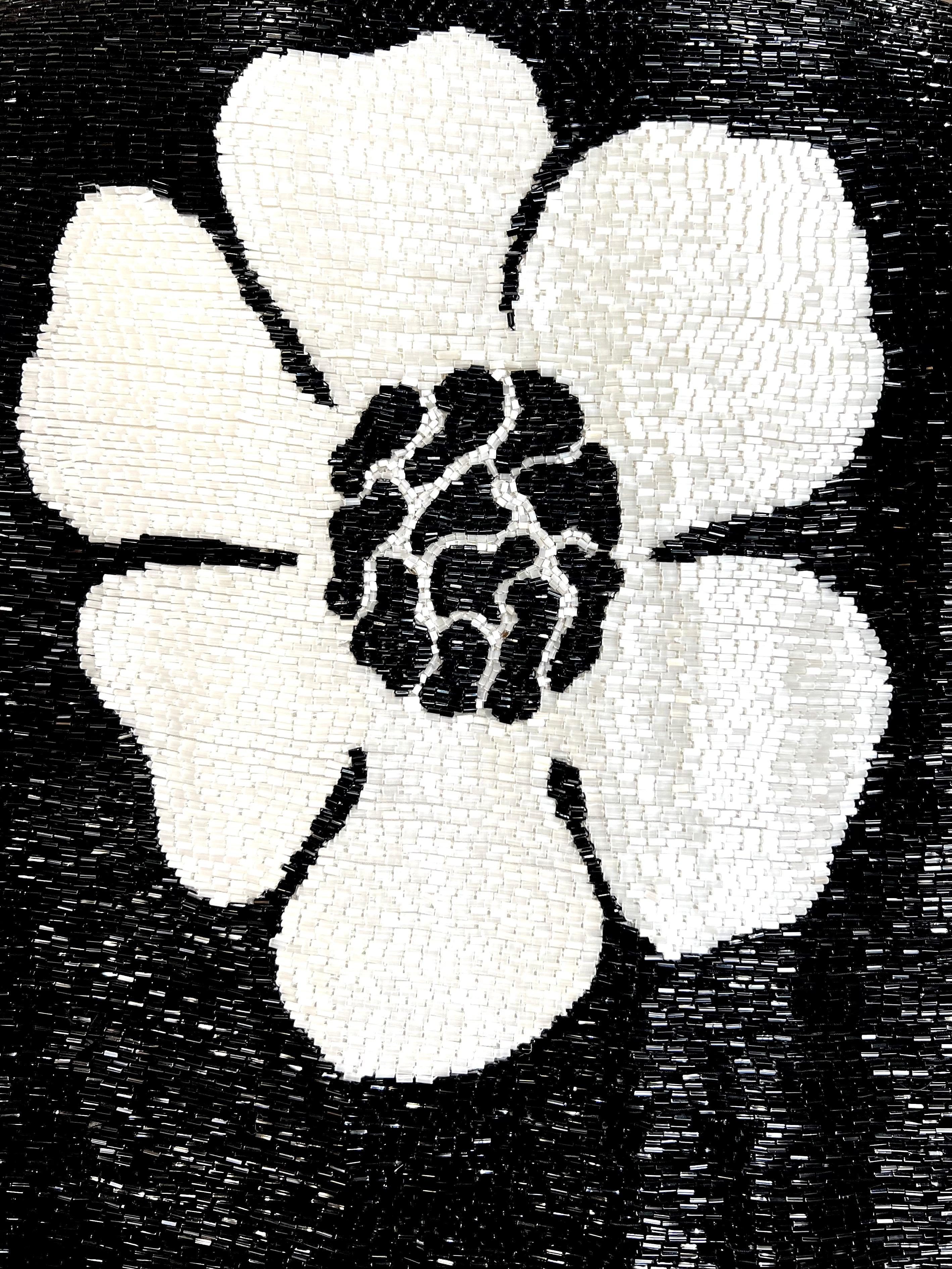 Diese Galanos-Jacke aus den 1970er Jahren ist ein wahrhaft exquisites Beispiel für Handwerkskunst. Ein dichtes Geflecht aus schwarzen und weißen Bügelperlen bildet ein riesiges Blumenmotiv. Vollständig gefüttert mit luxuriösem Seidenchiffon.