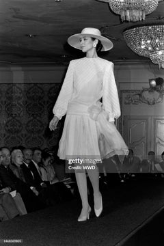 Galanos Spring 1984 - Robe à volants en soie noire avec fleur rose