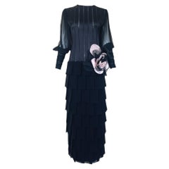 Galanos Spring 1984 - Robe à volants en soie noire avec fleur rose