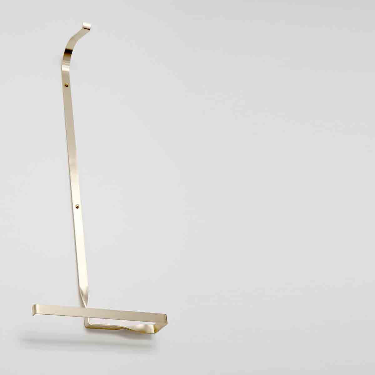 Valet stand from the Cintes Collection by Josep Abril

Galant appears as a flying ribbon drawing in the air the form of a valet stand, in an instant, it is frozen into a brass bar. This is the first piece of the collection of valet stands named