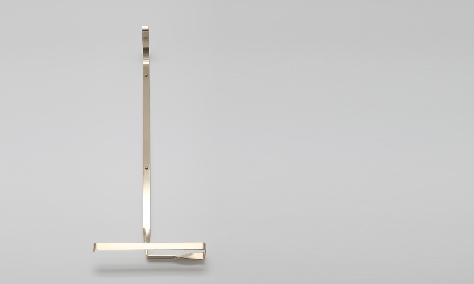 Zeitgenössischer Wanddiener aus Messing, hochglanzpoliert oder brüniert. Collectional Design des mehrfach ausgezeichneten Modedesigners Josep Abril aus Barcelona.
Ein fliegendes Band, das in der Luft die Form eines Dienerstandes zeichnet, der