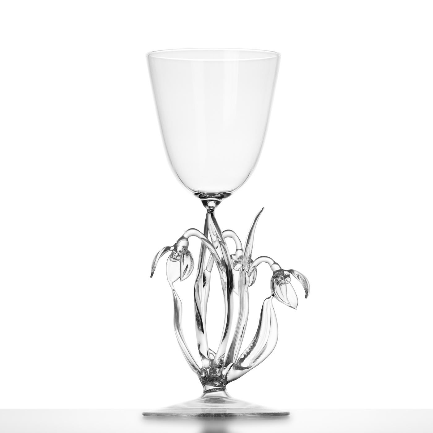 Dieses Glas gehört zu einer Kollektion von 21 Unikaten, die jeweils von einer anderen botanischen Art inspiriert sind und von Simone Crestani nach Archivzeichnungen von Fratelli Toso neu gestaltet wurden. Durch die Flamme der Lampe in transparentem