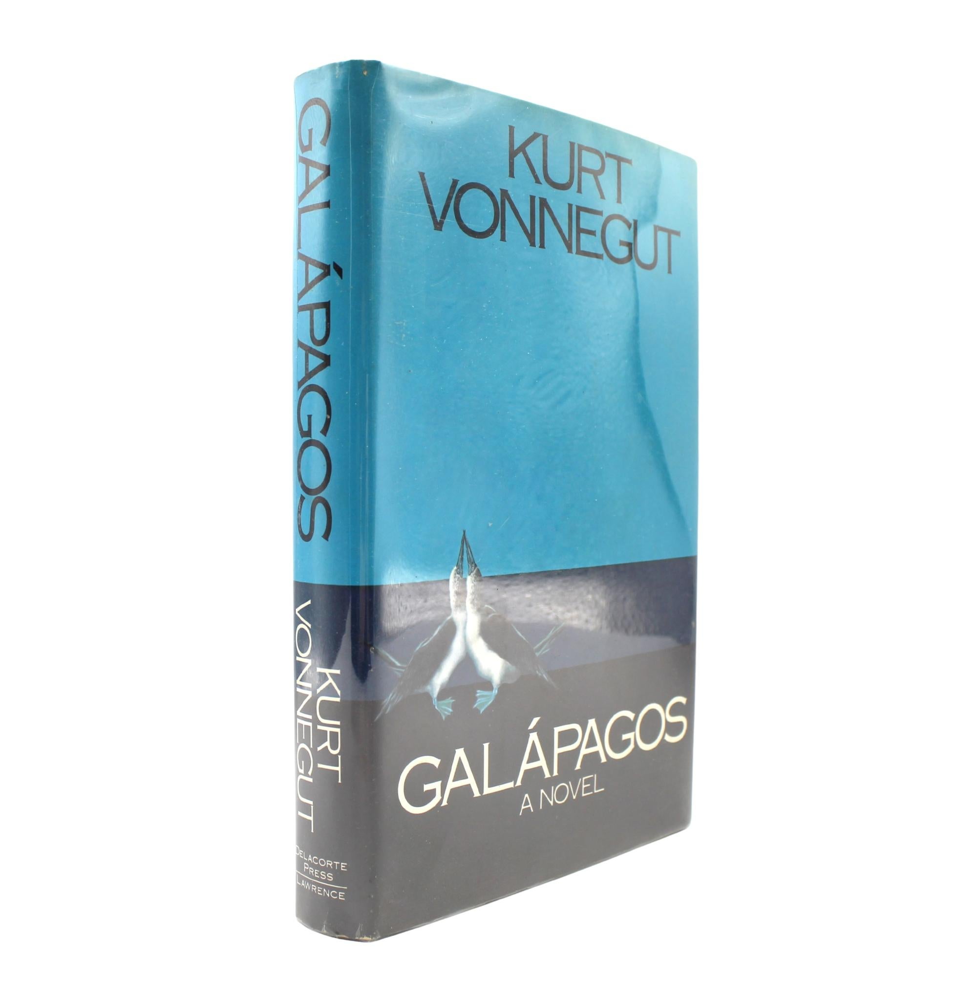 Vonnegut, Kurt. Galapagos. New York : Delacorte Press/Seymour Lawrence, 1985. Première édition commerciale déclarée. 8vo. En jaquette d'origine et couverture rigide. 
Il s'agit d'une première édition de Galapagos de Kurt Vonnegut. Le livre a été