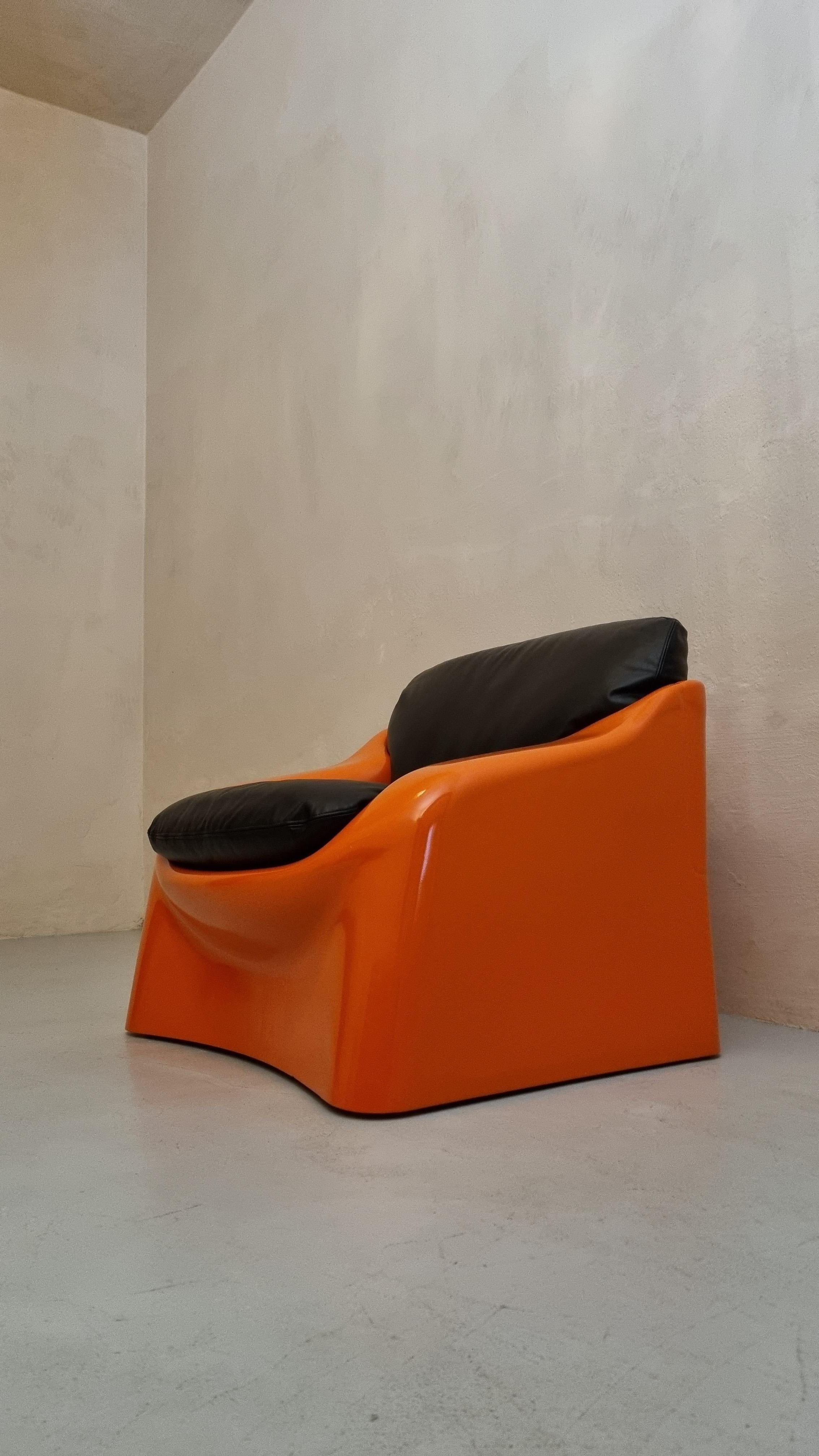 Sessel Galassia, entworfen von Ferdinando Buzzi für Ferruccio Brunati, 70er Jahre.
Struktur aus stoßfestem Polystyrol und Kunststoffbeschichtung, Sitz aus Rindsleder.
Ein gültiges Zeugnis der ersten Versuche, stoßfesten Kunststoff im Bereich der