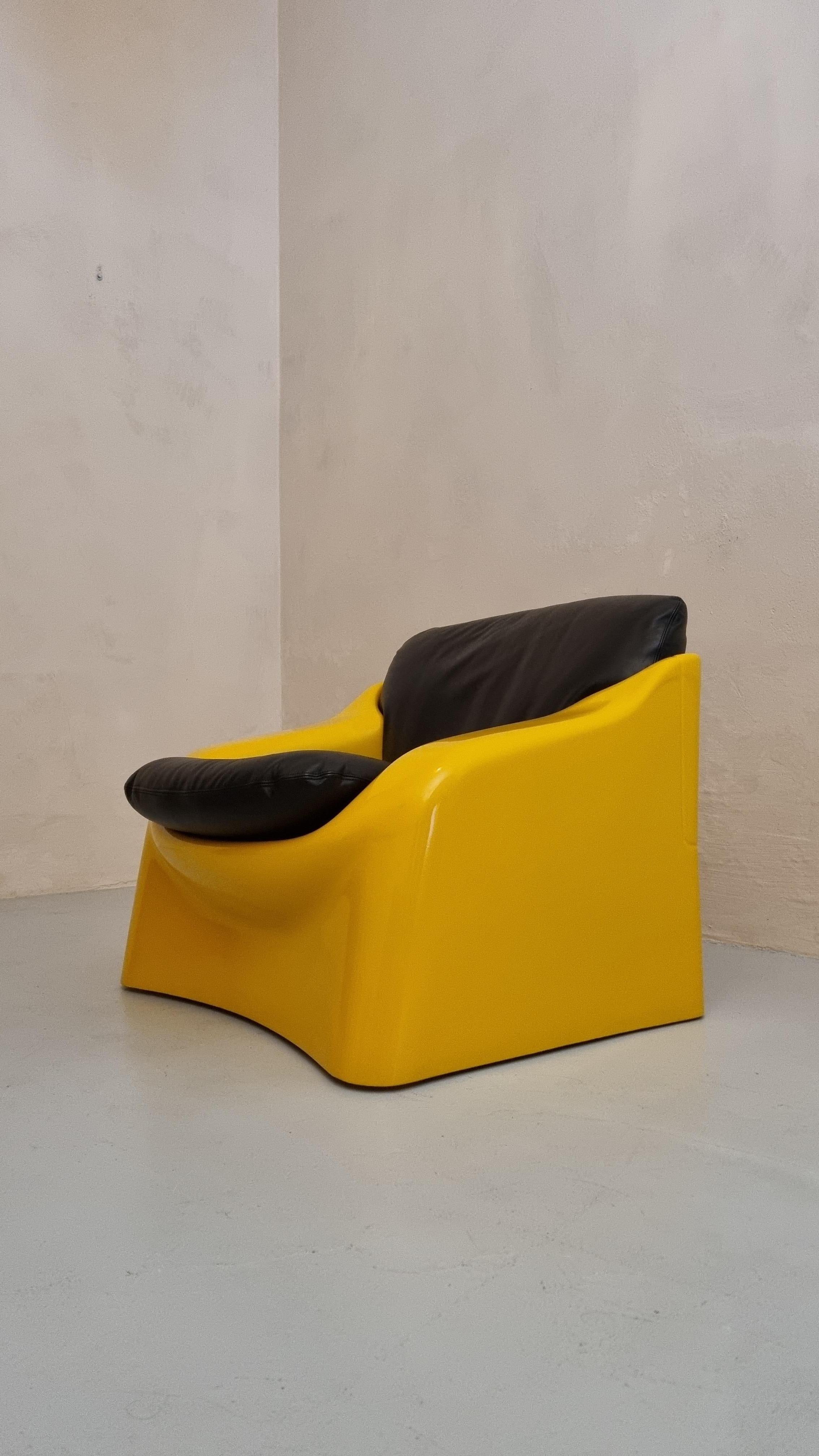 Fauteuil Galassia conçu par Ferdinando Buzzi pour Ferruccio Brunati , années 70.
Structure en polystyrène antichoc et revêtement plastique, assise en cuir de vachette.
Témoignage valable des premiers essais, le plastique antichoc dans le domaine de