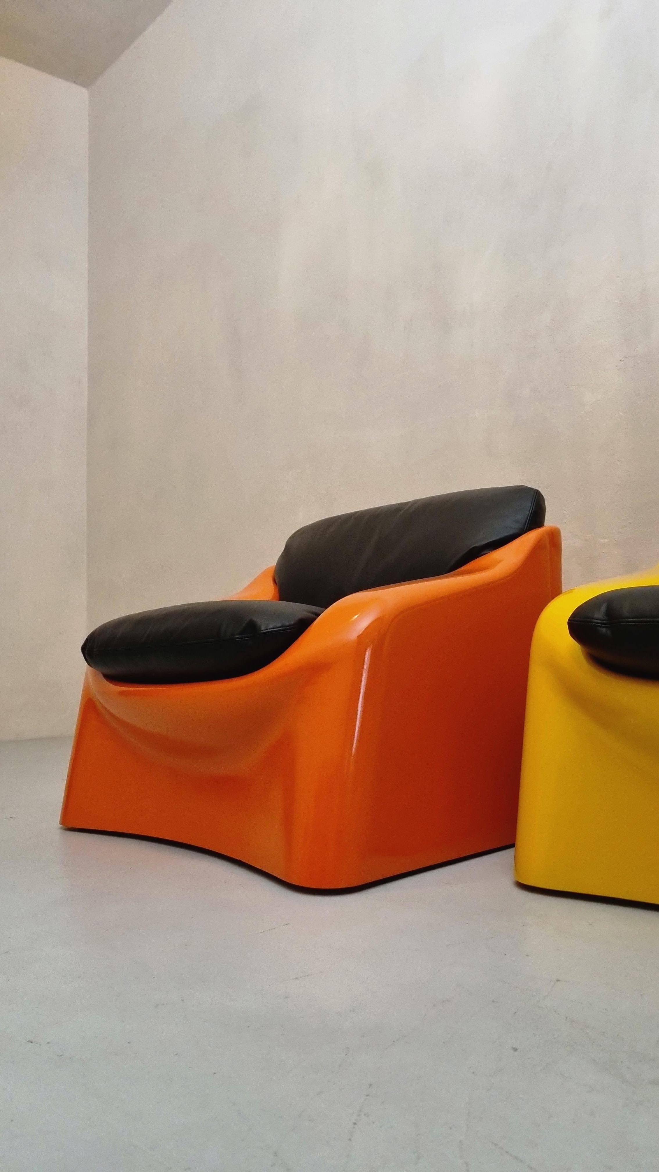 Deux fauteuils mod. Galassia conçu par Ferdinando Buzzi pour Ferruccio Brunati , années 70.
Structure en polystyrène antichoc et revêtements plastiques, sièges en cuir de vachette.
Témoignage valable des premiers essais, du plastique antichoc dans
