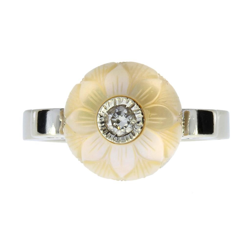 Galatia LuckDaisy 14K Ring mit geschnitzten Perlen und Diamanten (Rundschliff) im Angebot