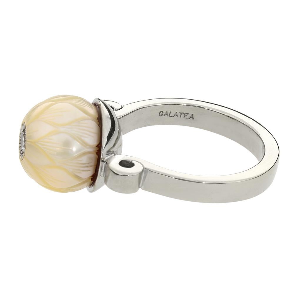 Galatia LuckDaisy 14K Ring mit geschnitzten Perlen und Diamanten im Angebot 1