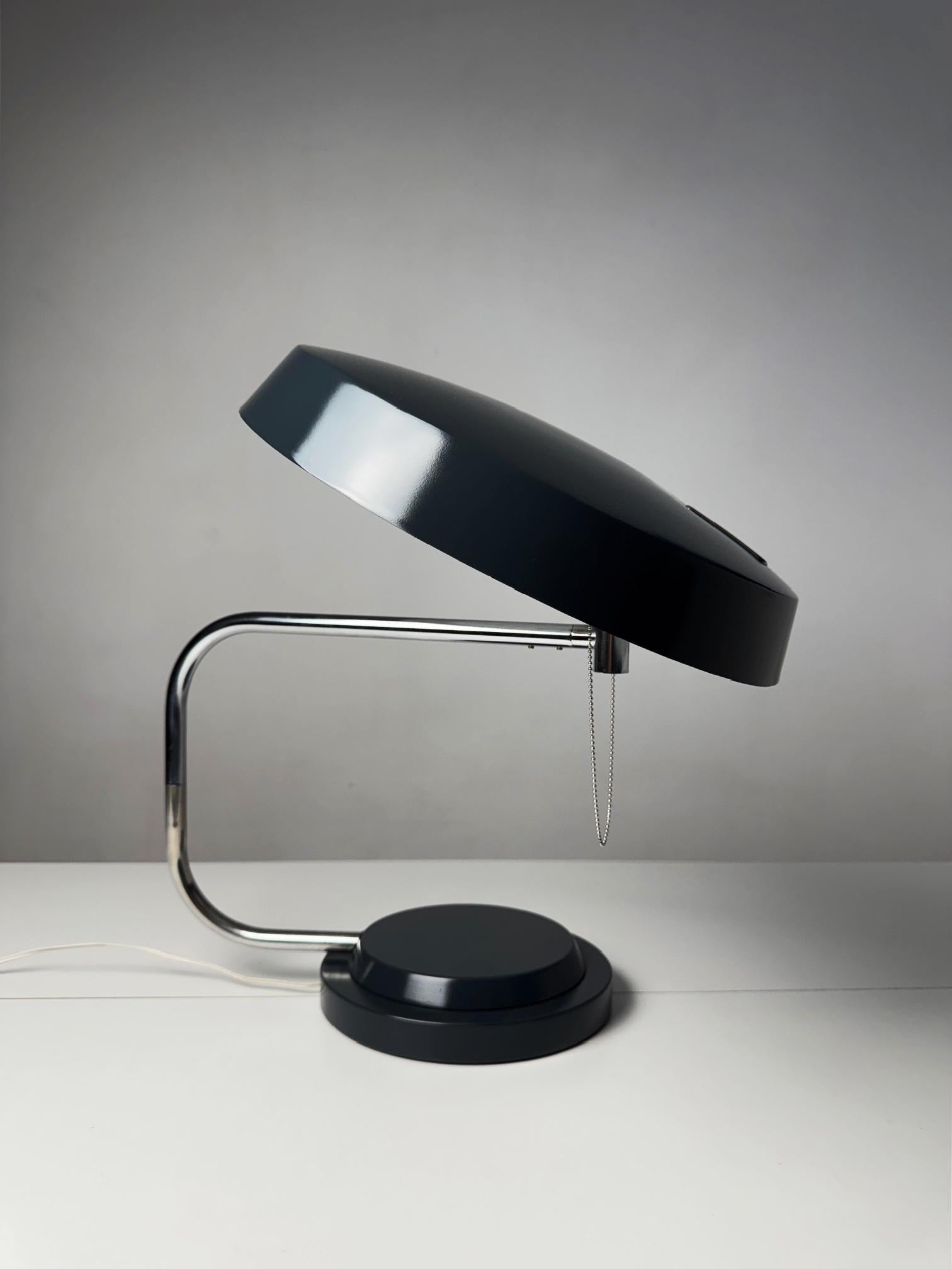 La lampe de table Galaxia, conçue par Esteve Aparicio-Barba en 1961, est une pièce emblématique de l'histoire du design espagnol et a reçu le prestigieux prix Gold Delta. 
Esteve Aparicio-Barba était un designer espagnol pionnier, réputé pour son