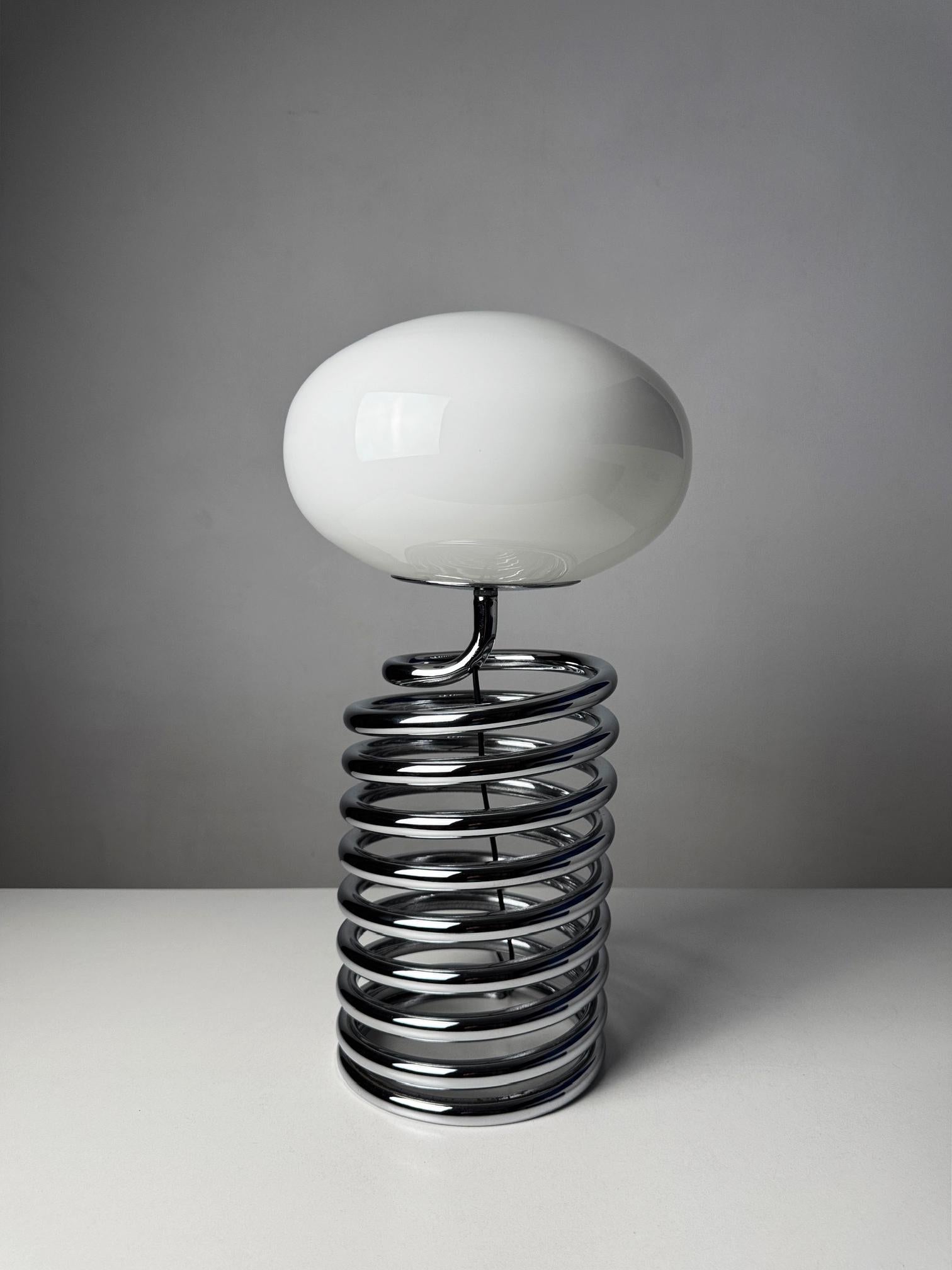 Exemple frappant du design espagnol de l'ère spatiale, la lampe de table Galaxia a été produite par Fase dans les années 1970. Réputée pour son approche innovante de l'éclairage, Fase a conçu cette pièce avec une base chromée en spirale distinctive