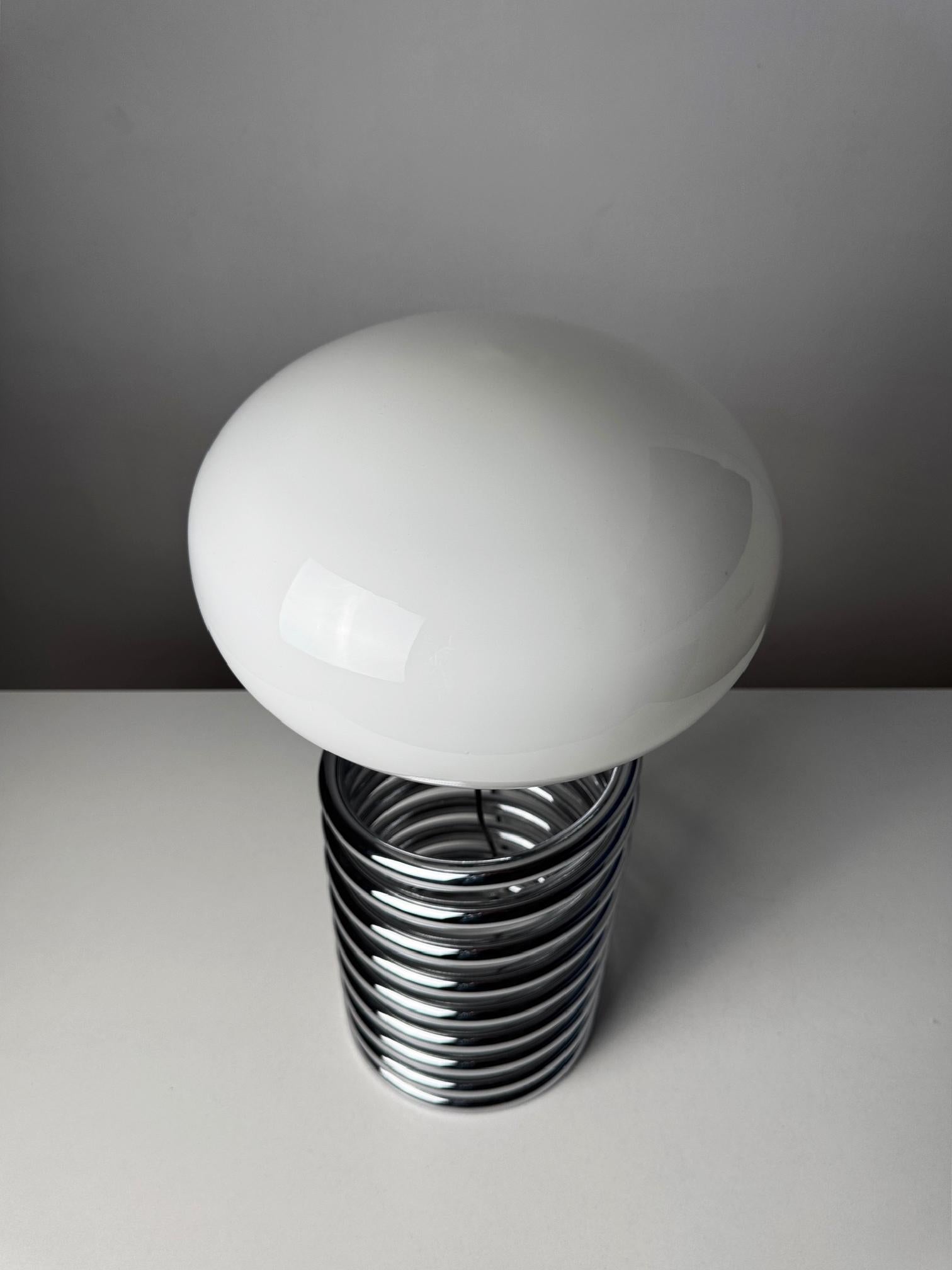 Verre opalin Lampe de table Galaxia par FASE, A Space, 1970s - Design Spiral iconique de l'ère spatiale en vente