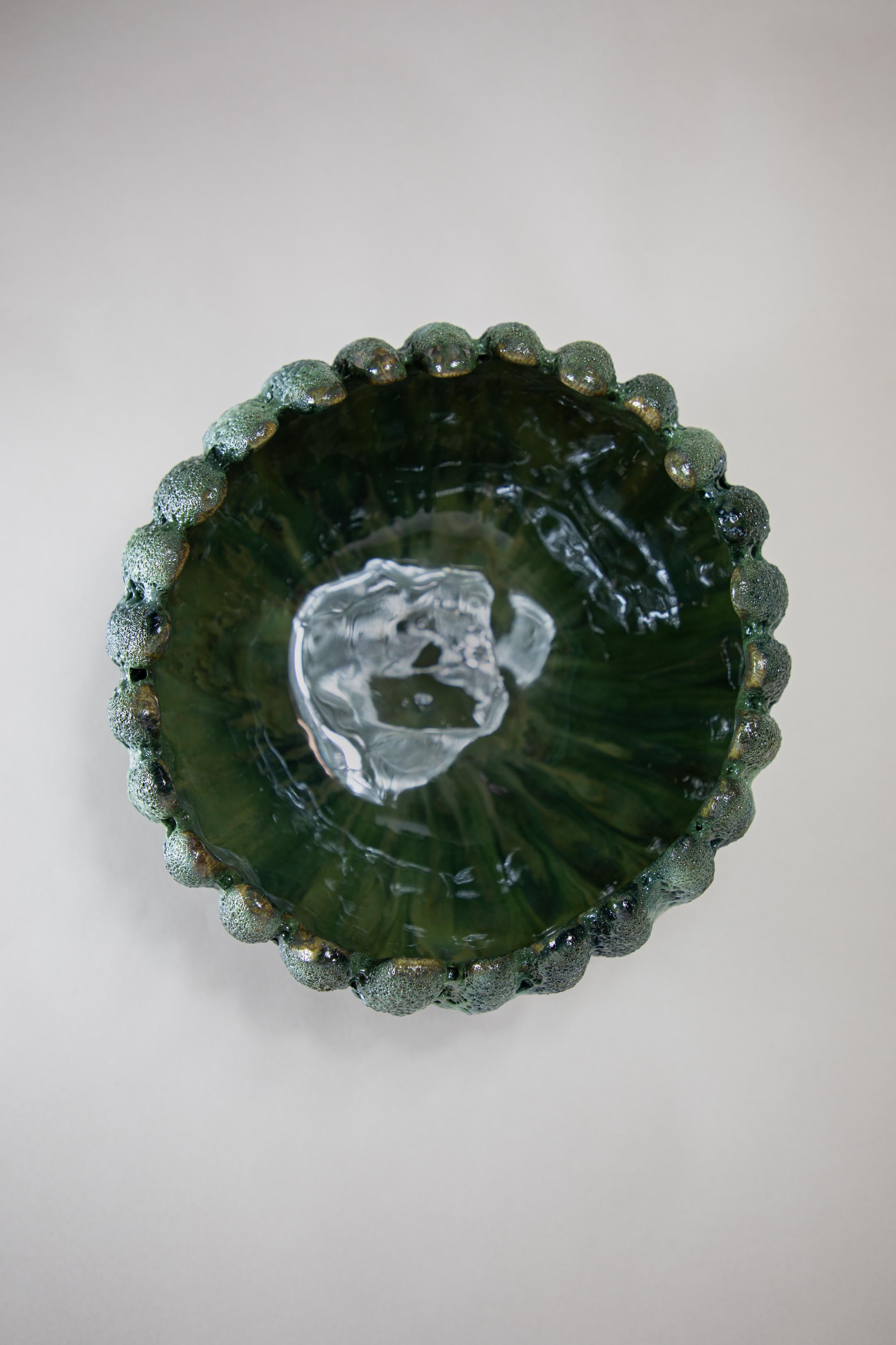 Mittelstück der Collection'S Galaxias von Angeliki Stamatakou
Einzigartig, 2022
Abmessungen: H13,5 x B25 cm.
MATERIALIEN: Steingut, handgefertigte Glasur.
Farben: Eis, Blau, Waldgrün, Teal.

Angeliki Stamatakou ist eine in Athen, Griechenland,