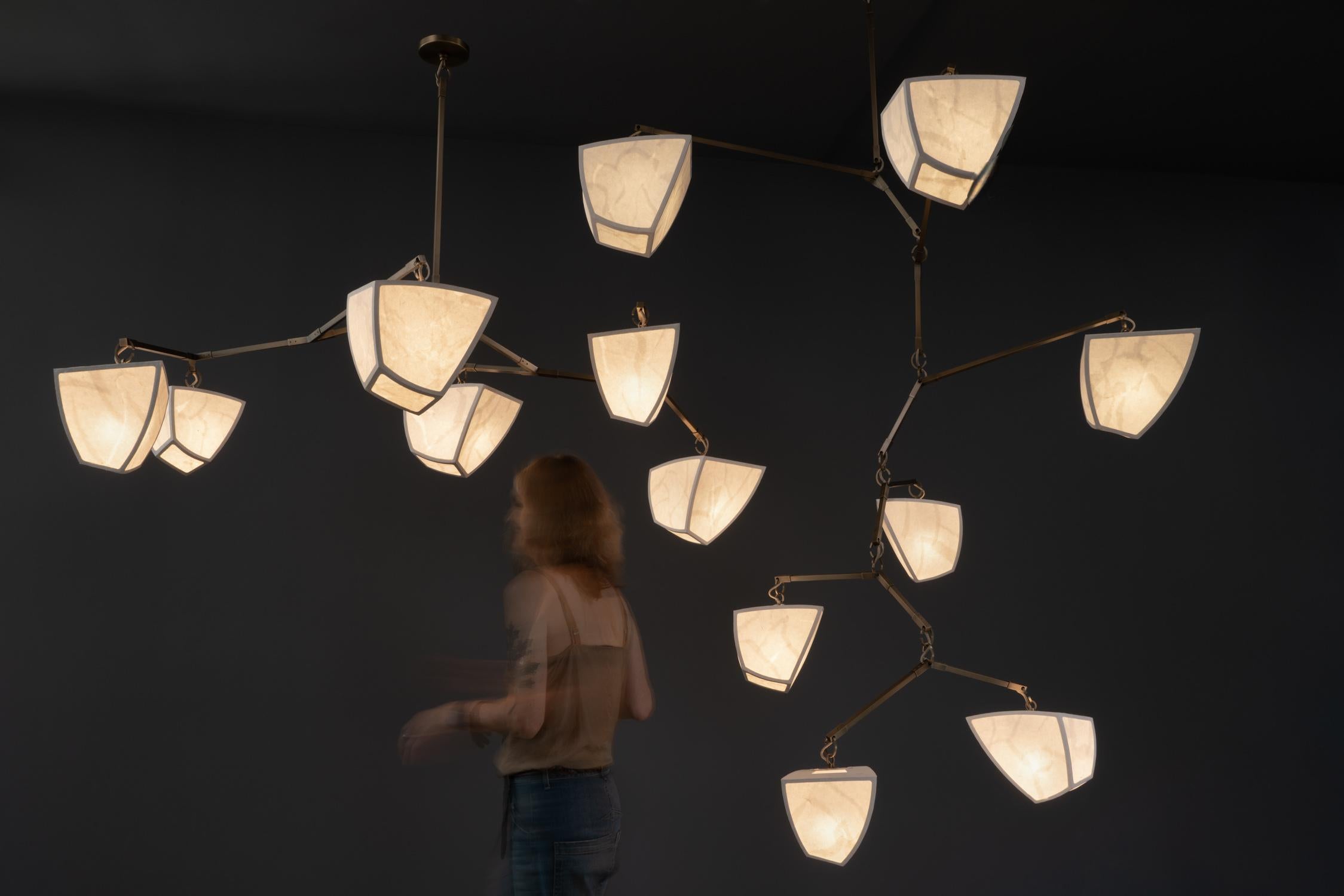 Le Hanji Galaxy 13 est un lustre mobile à grande échelle composé de treize abat-jour Hanji translucides fabriqués à la main et suspendus à deux tiges distinctes. Cette pièce qui défie le genre apporte un mélange unique d'artisanat traditionnel et de
