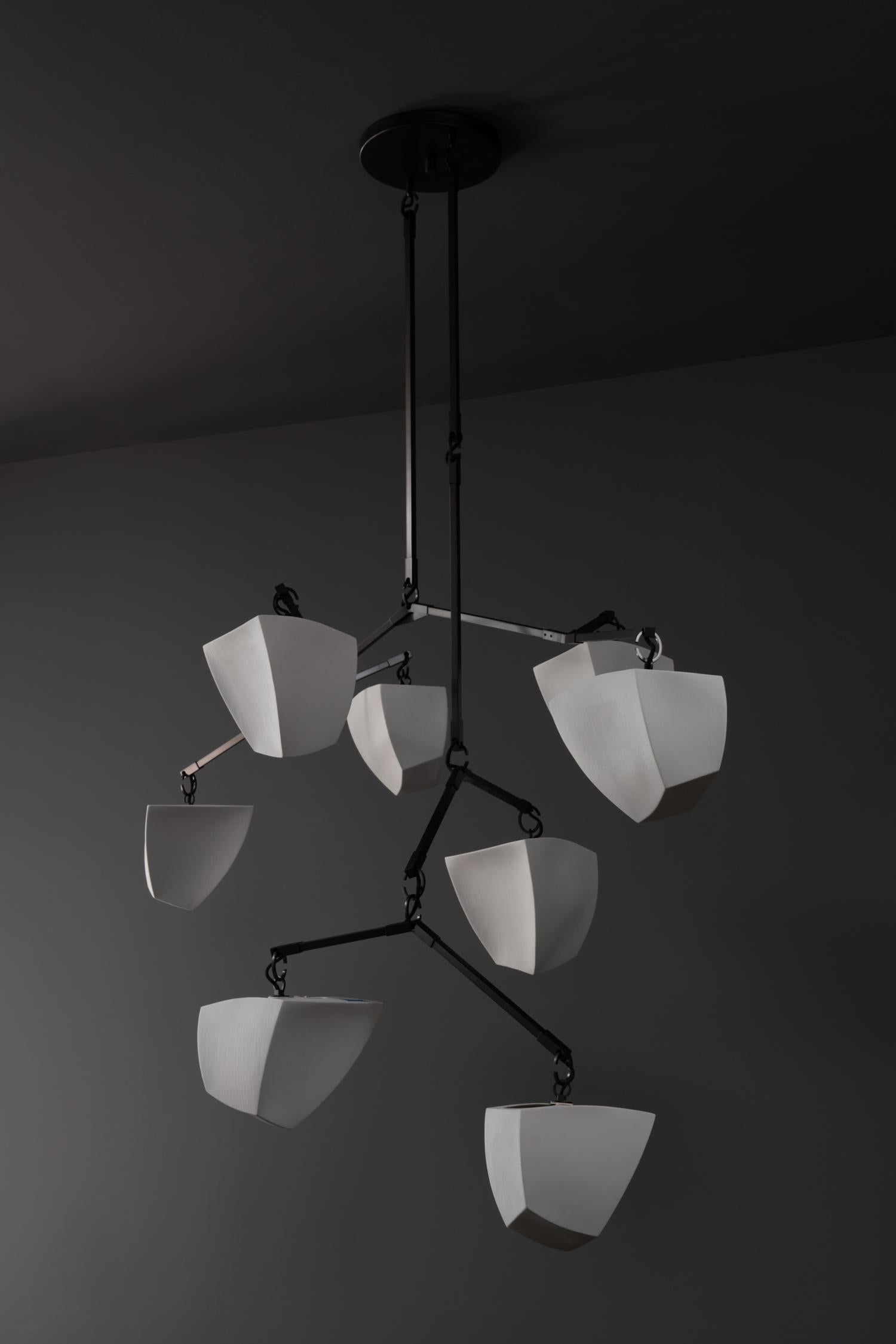 Mobile-Kronleuchter Galaxy 8 / Porzellan & Messing, handgefertigt von Andrea Claire Studio (Moderne) im Angebot