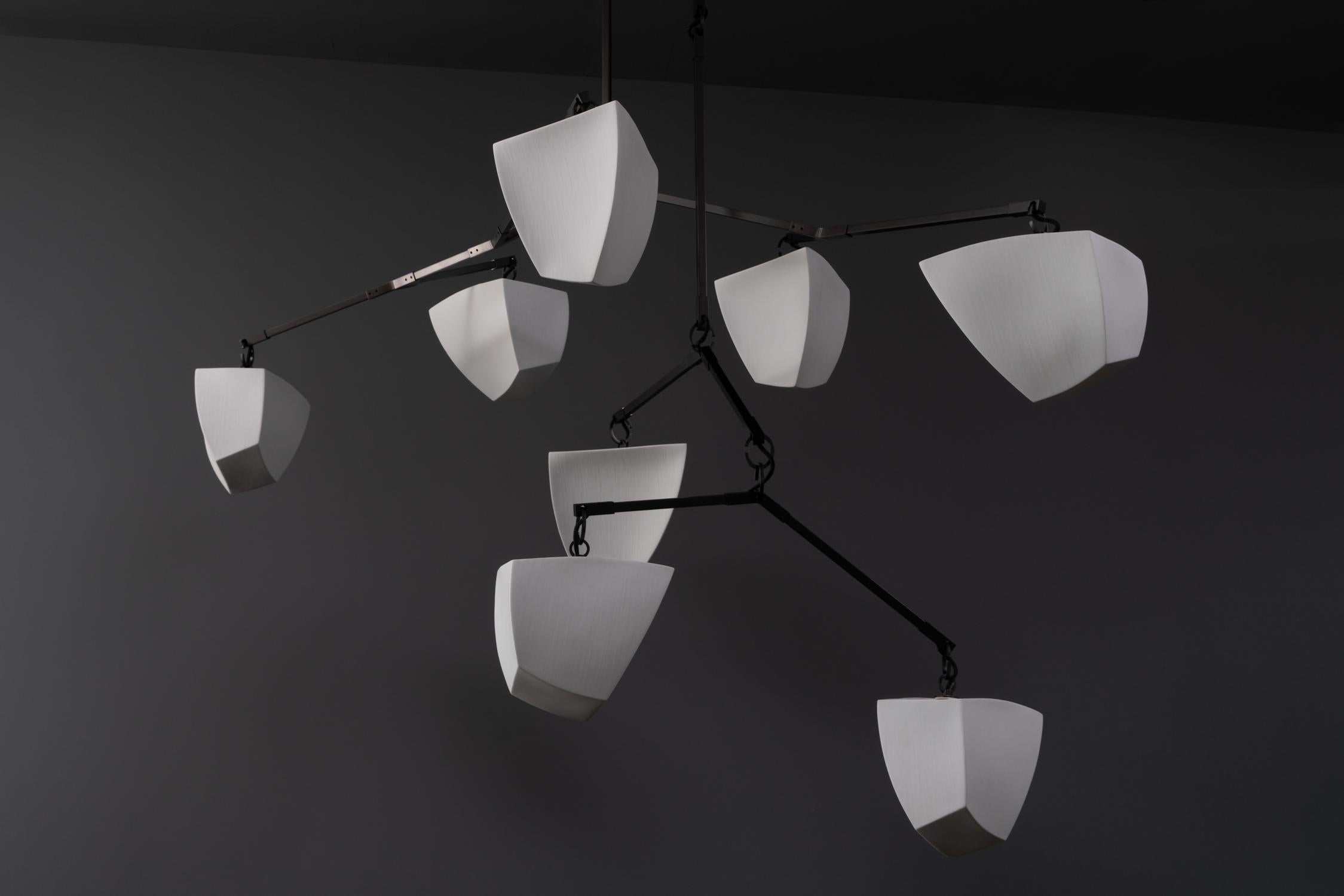 Mobile-Kronleuchter Galaxy 8 / Porzellan & Messing, handgefertigt von Andrea Claire Studio im Zustand „Neu“ im Angebot in Los Angeles, CA
