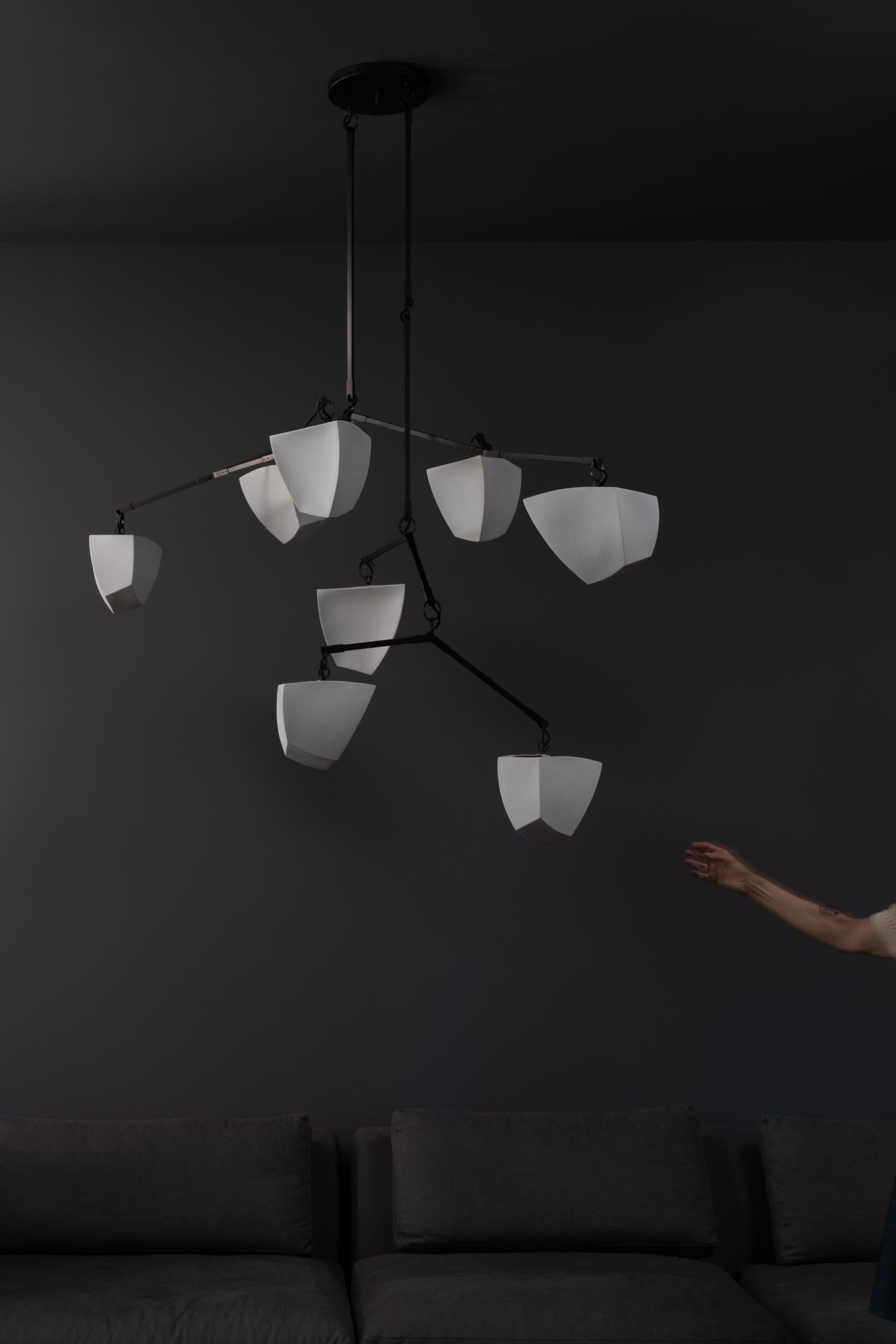 Mobile-Kronleuchter Galaxy 8 / Porzellan & Messing, handgefertigt von Andrea Claire Studio im Angebot 1