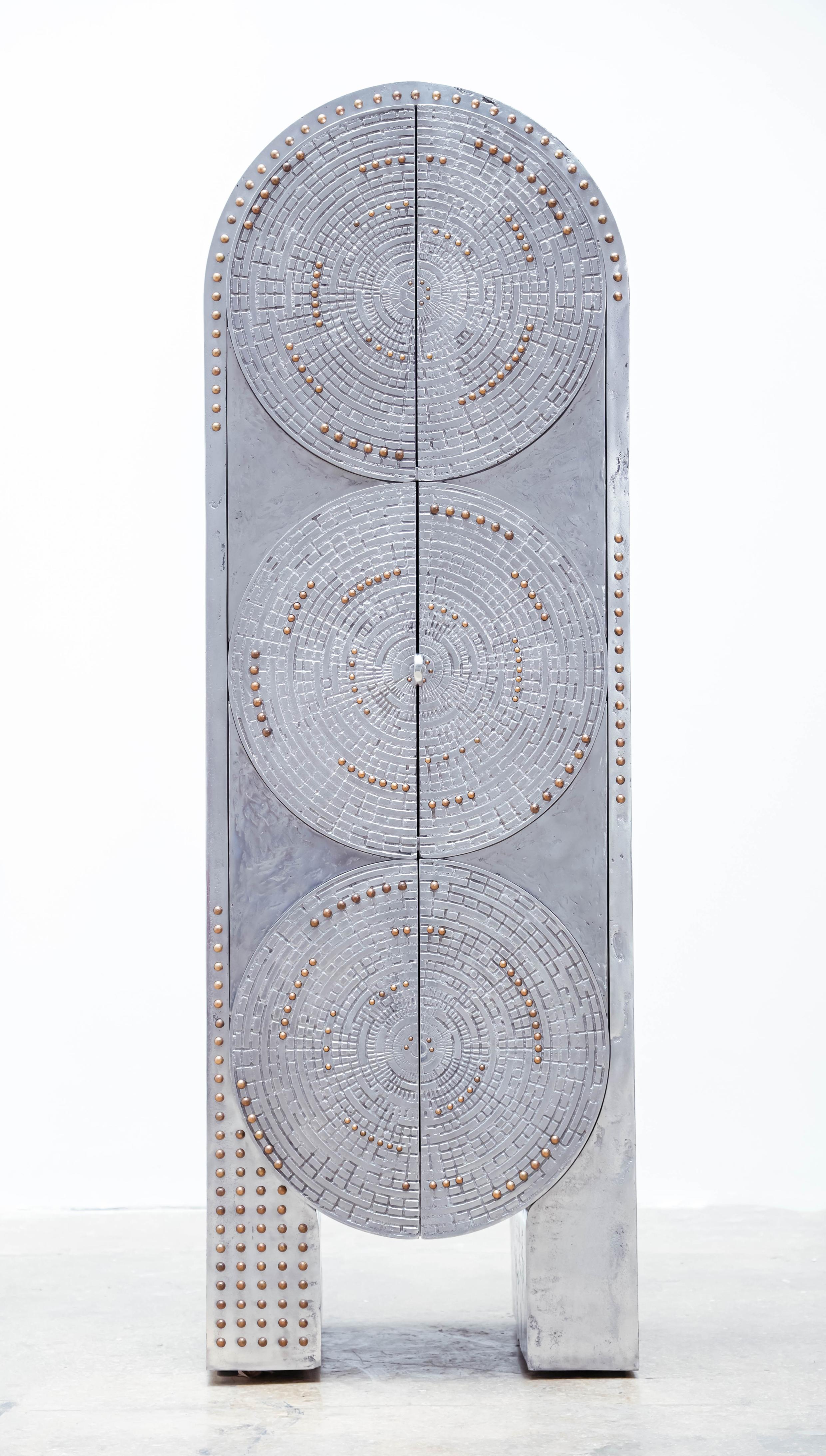 Armoire Galaxy d'Eva Szumilas
Dimensions : D 58 x L 58 x H 174 cm.
MATERIAL : Aluminium moulé, laiton moulé, tôle d'aluminium, tôle d'acier inoxydable miroir.


Eva Szumilas est une designer libano-polonaise. Elle a étudié l'architecture à