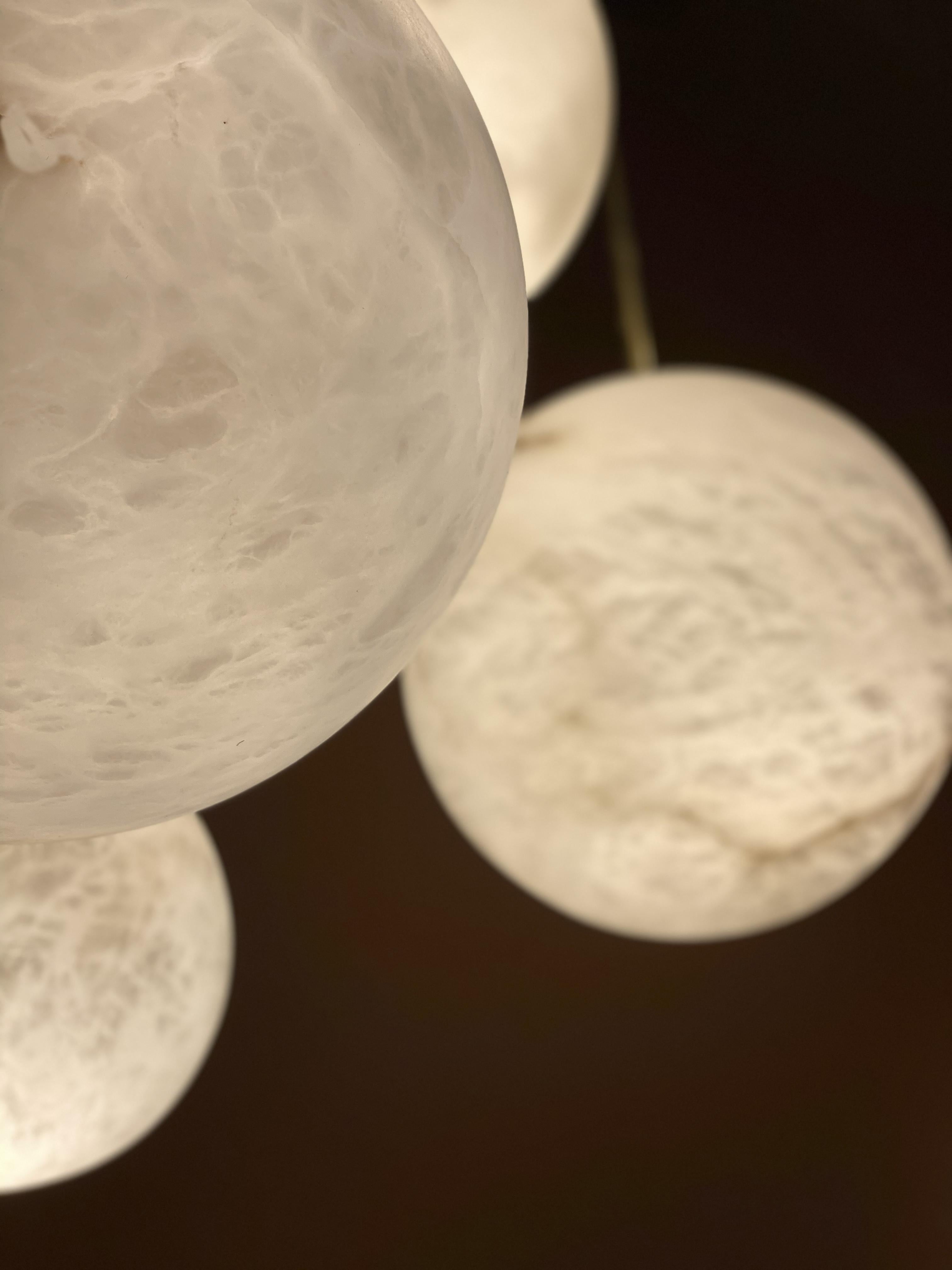 Lampadario a globo in marmo alabastro italiano contemporaneo Galaxy in vendita 3