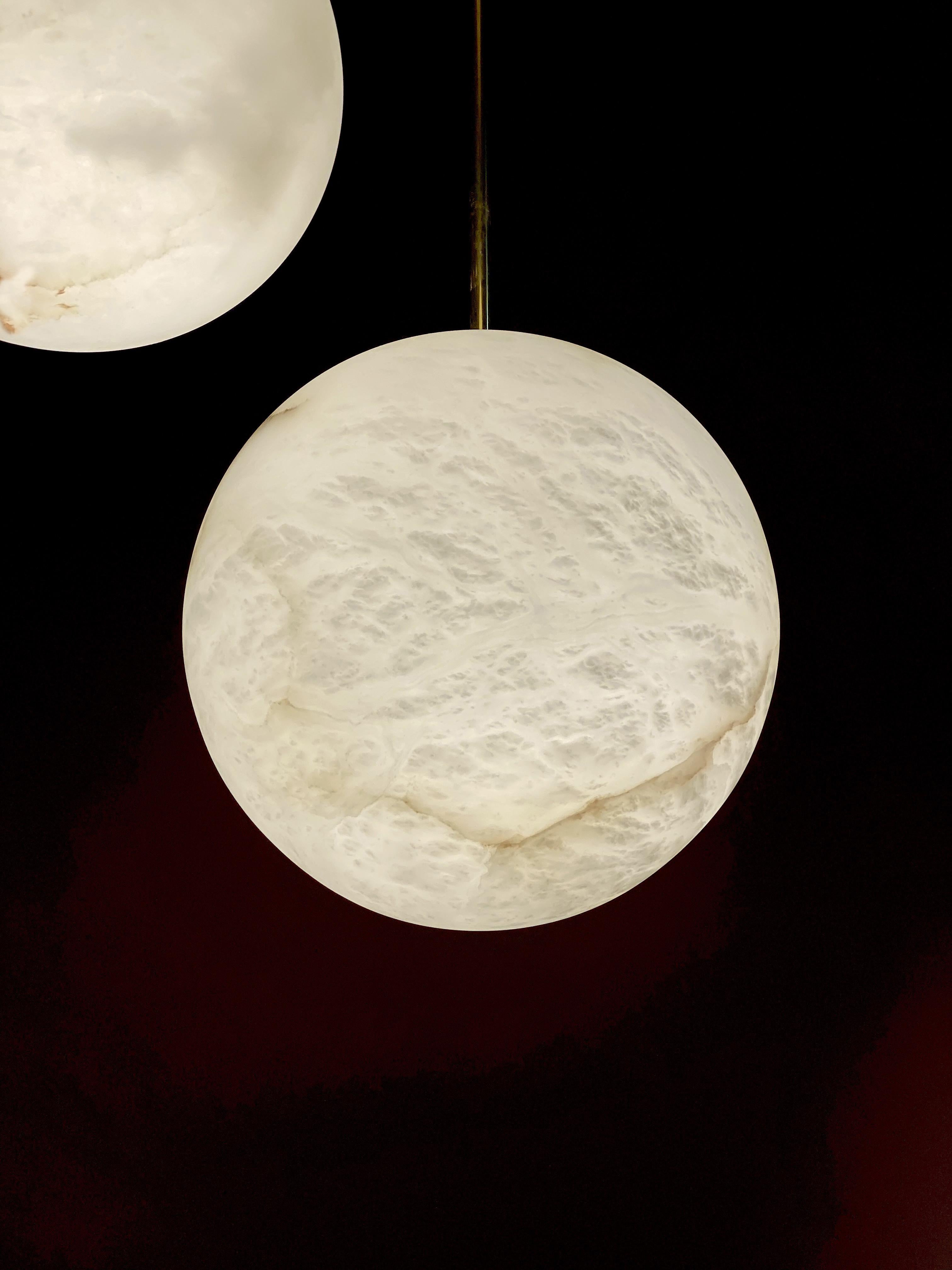 Lampadario a globo in marmo alabastro italiano contemporaneo Galaxy.
Produzione esclusiva di alabastro toscano, realizzato a mano con grande abilità artigianale italiana. 
Questa lampada può essere smontata e i globi di marmo avvolti singolarmente