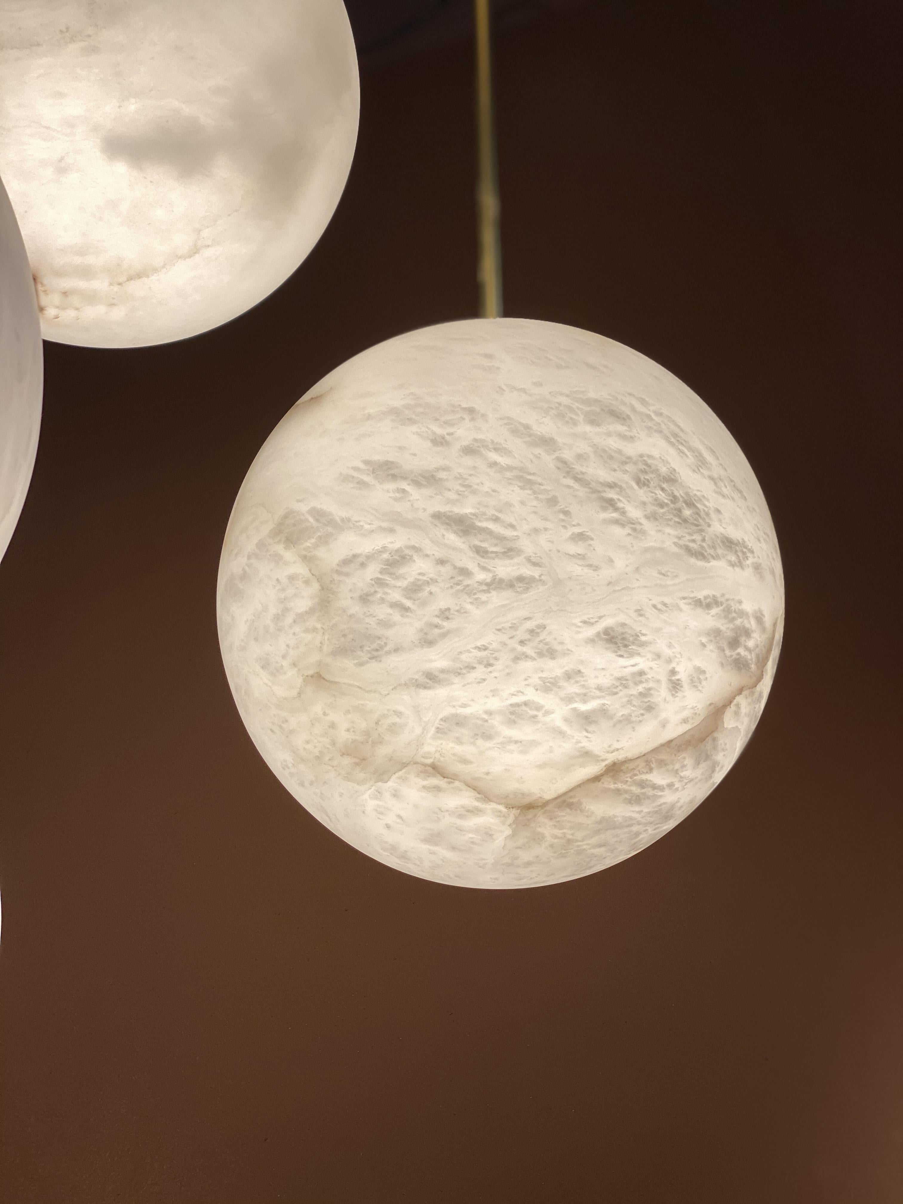 Lampadario a globo in marmo alabastro italiano contemporaneo Galaxy in vendita 1