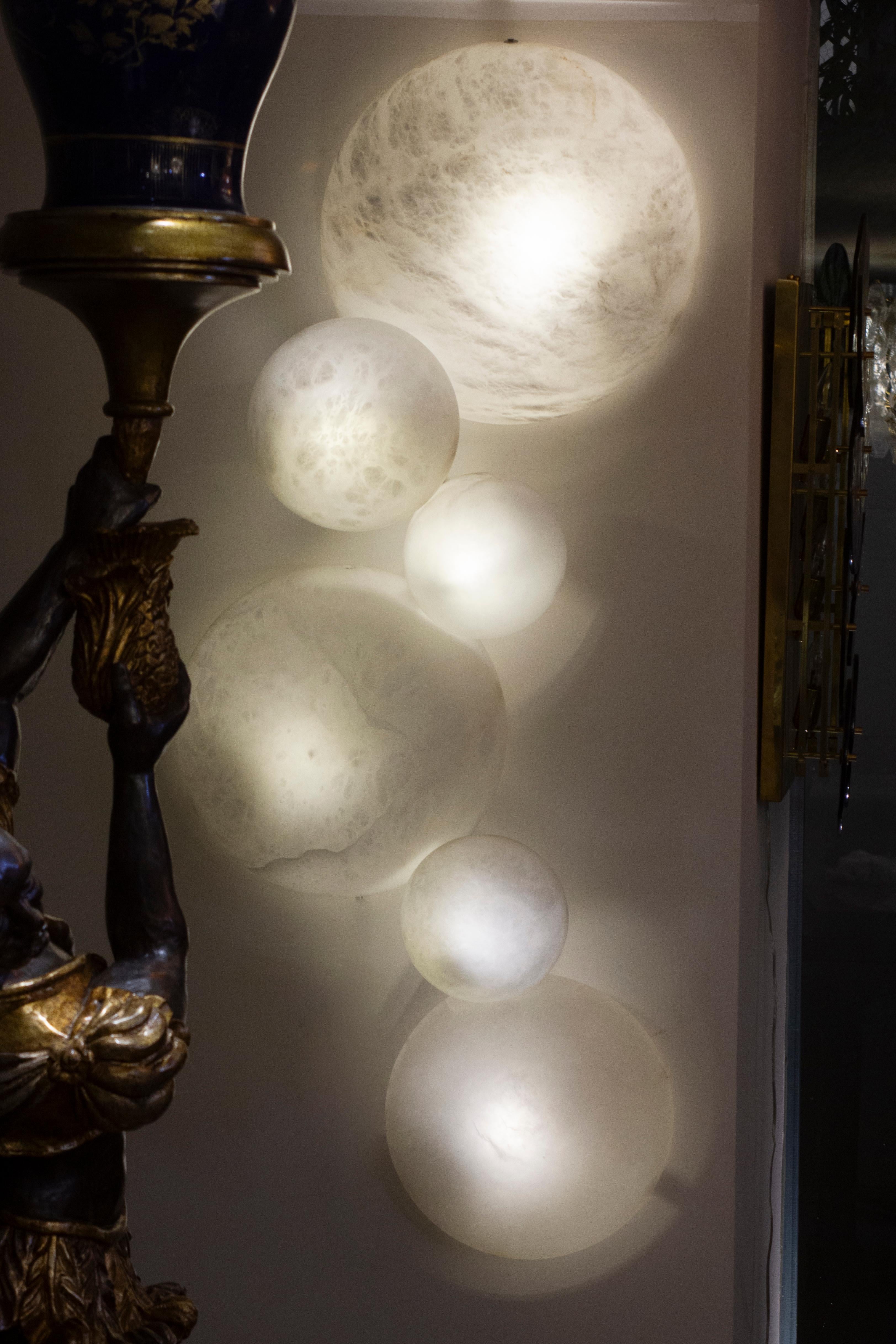 Applique o appliques contemporanee di grande effetto in marmo alabastro italiano.
Produzione esclusiva di alabastro toscano, realizzato a mano con grande abilità artigianale italiana.
 Il prezzo si intende per un articolo.

Questo apparecchio può