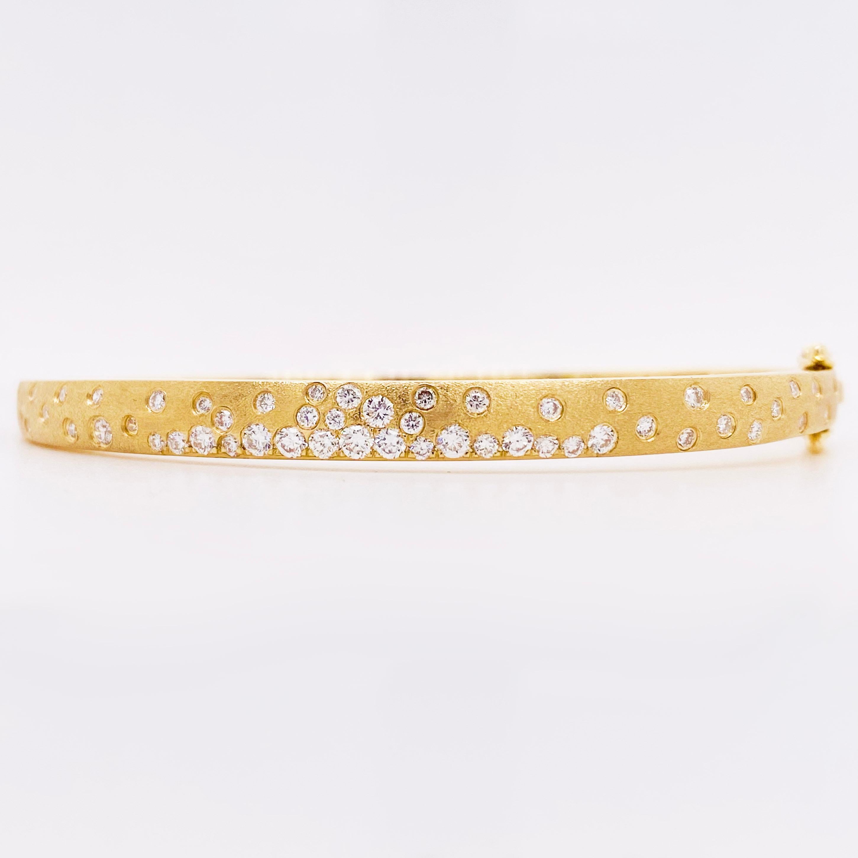 Contemporain Bracelet Galaxy Diamond, .83 carat, or 14 carats, Confetti, Bangle, Brushed en vente