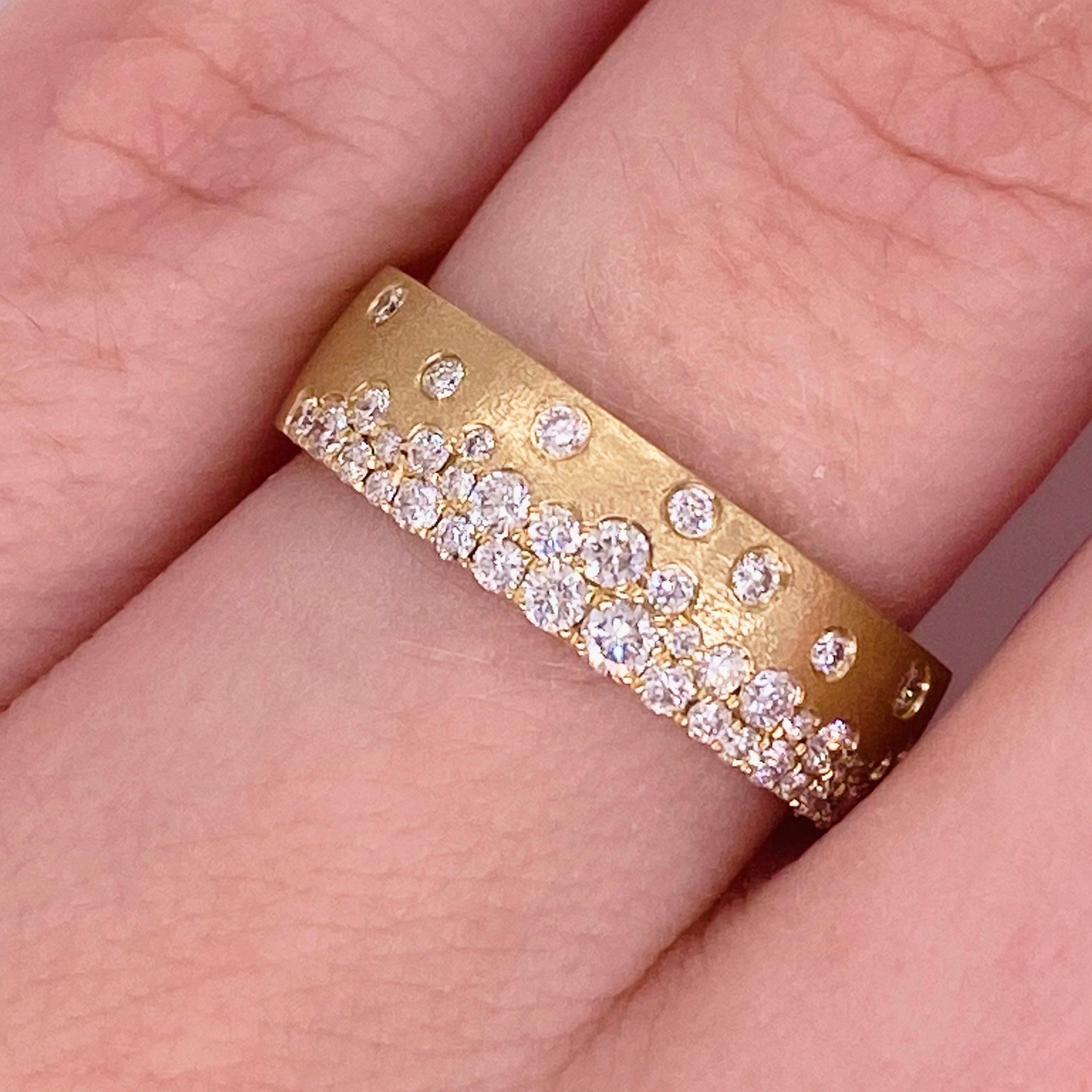 Diese atemberaubende Galaxy satinierte 14k Gelbgold bündig gesetzt Zigarrenband mit Diamanten tropft ist aus unserer Confetti Collection'S. Die Form des Zigarrenbandes und die kreative Fassung der Diamanten sorgen für einen sehr modernen Look!