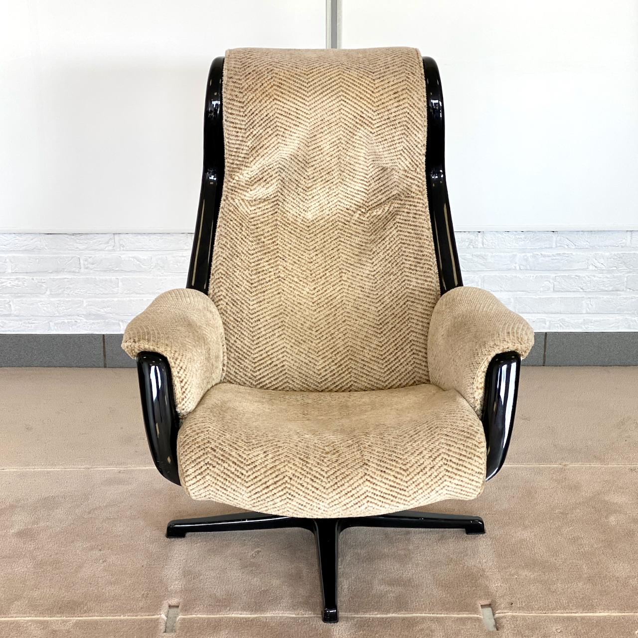 ALAXY LOUNGE CHAIR FOR DUX BY ALF STEVENSON EN YNGVAR SANDSTORM

Galaxy lounge chair

by Alf Stevenson & Yngvar Sandstrom

for DUX

Late 1960's - early 70's
Made in Sweden

Space age design

Original corderoy fabric

The shell is in molded