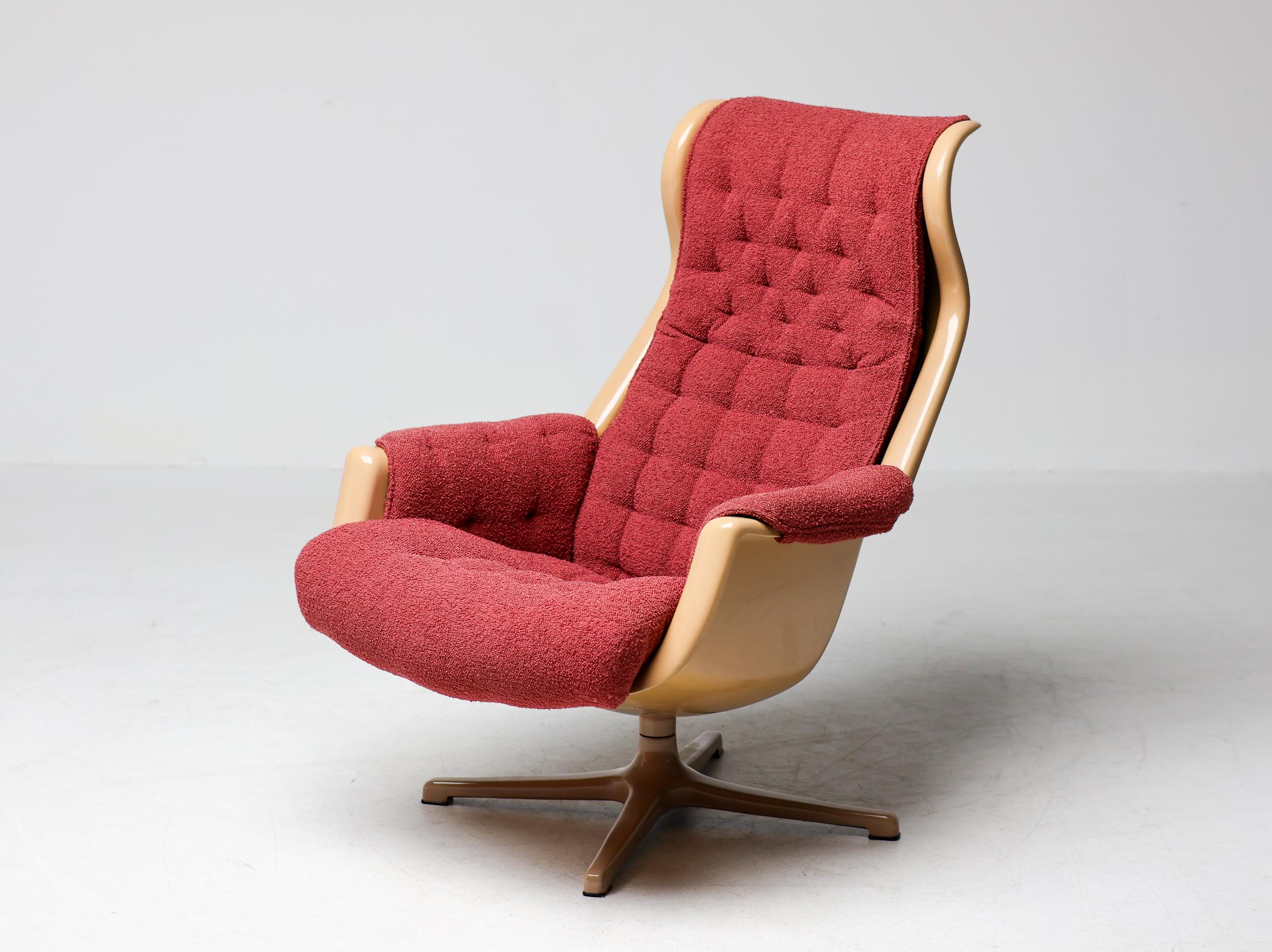 Ein Galaxy-Stuhl aus den 1960er Jahren, entworfen von Alf Svensson für DUX, Schweden. 
Dieser Stuhl hat ein gepolstertes und getuftetes rotes Kissen und einen braunen Kunststoffrahmen und -sockel. Einer der bequemsten und ergonomischsten Stühle, die