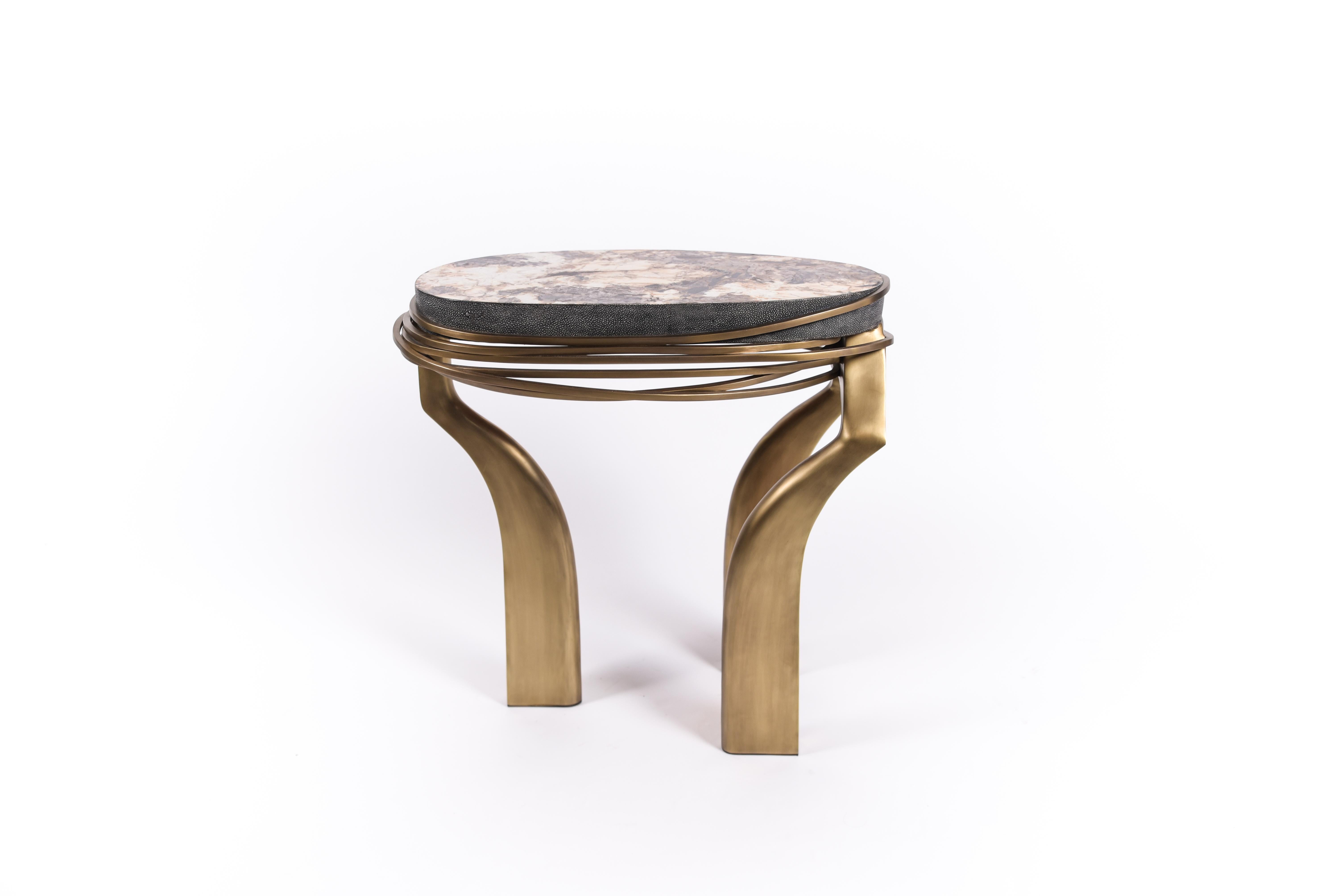 Fait main Grande table d'appoint Galaxy en hwana, galuchat et laiton de Kifu, Paris en vente