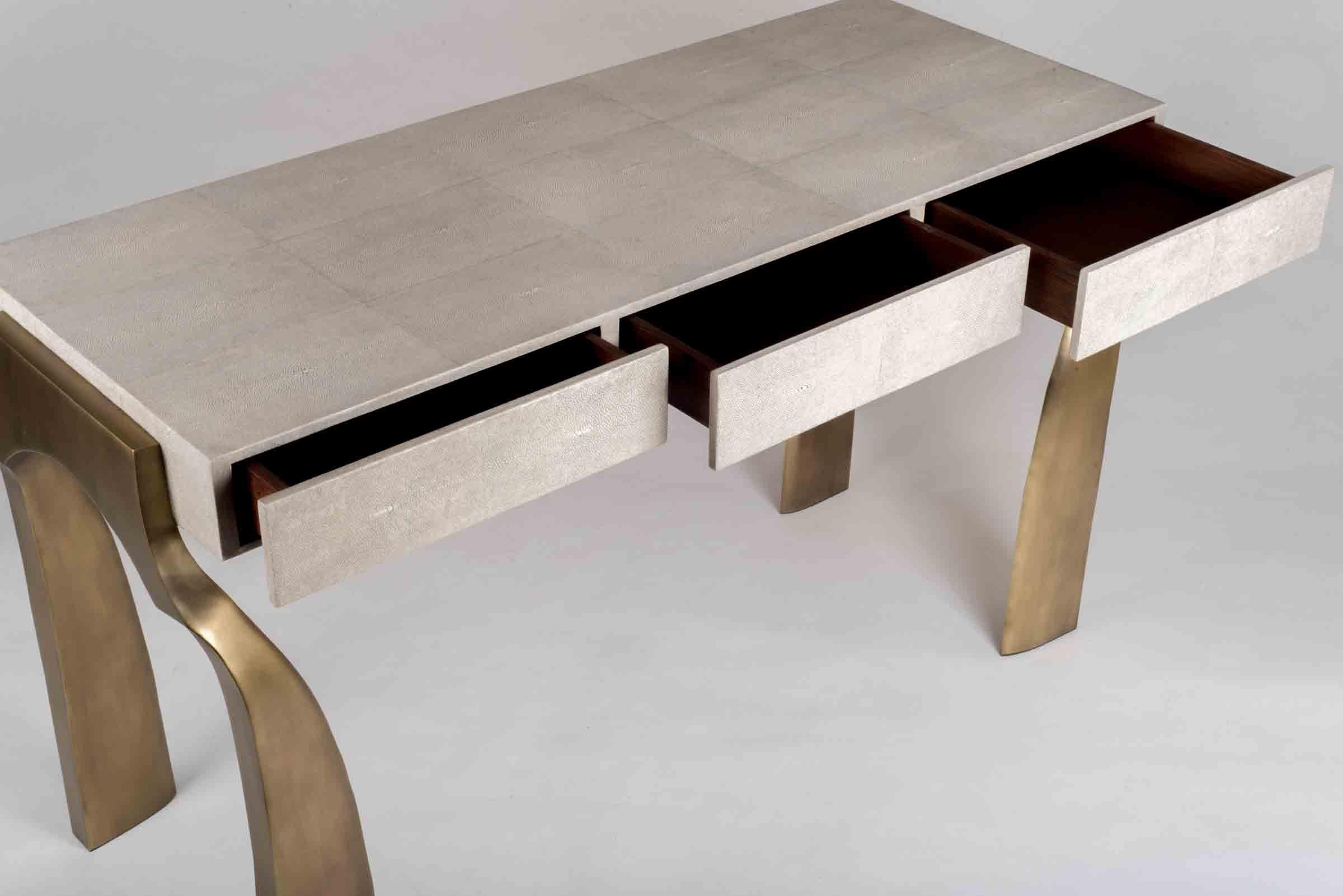 Galaxy-Schreibtisch aus cremefarbenem Chagrinleder und Bronze-Patina-Messing von Kifu Paris (Französisch) im Angebot