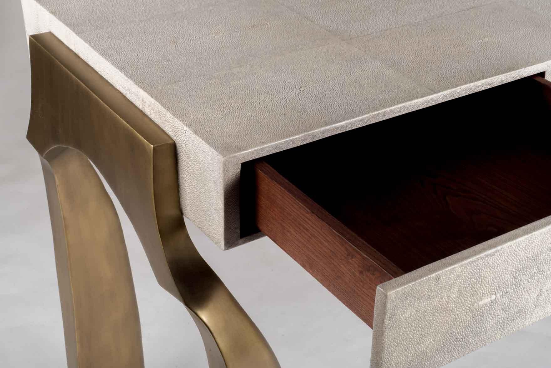 Galaxy-Schreibtisch aus cremefarbenem Chagrinleder und Bronze-Patina-Messing von Kifu Paris (Handgefertigt) im Angebot