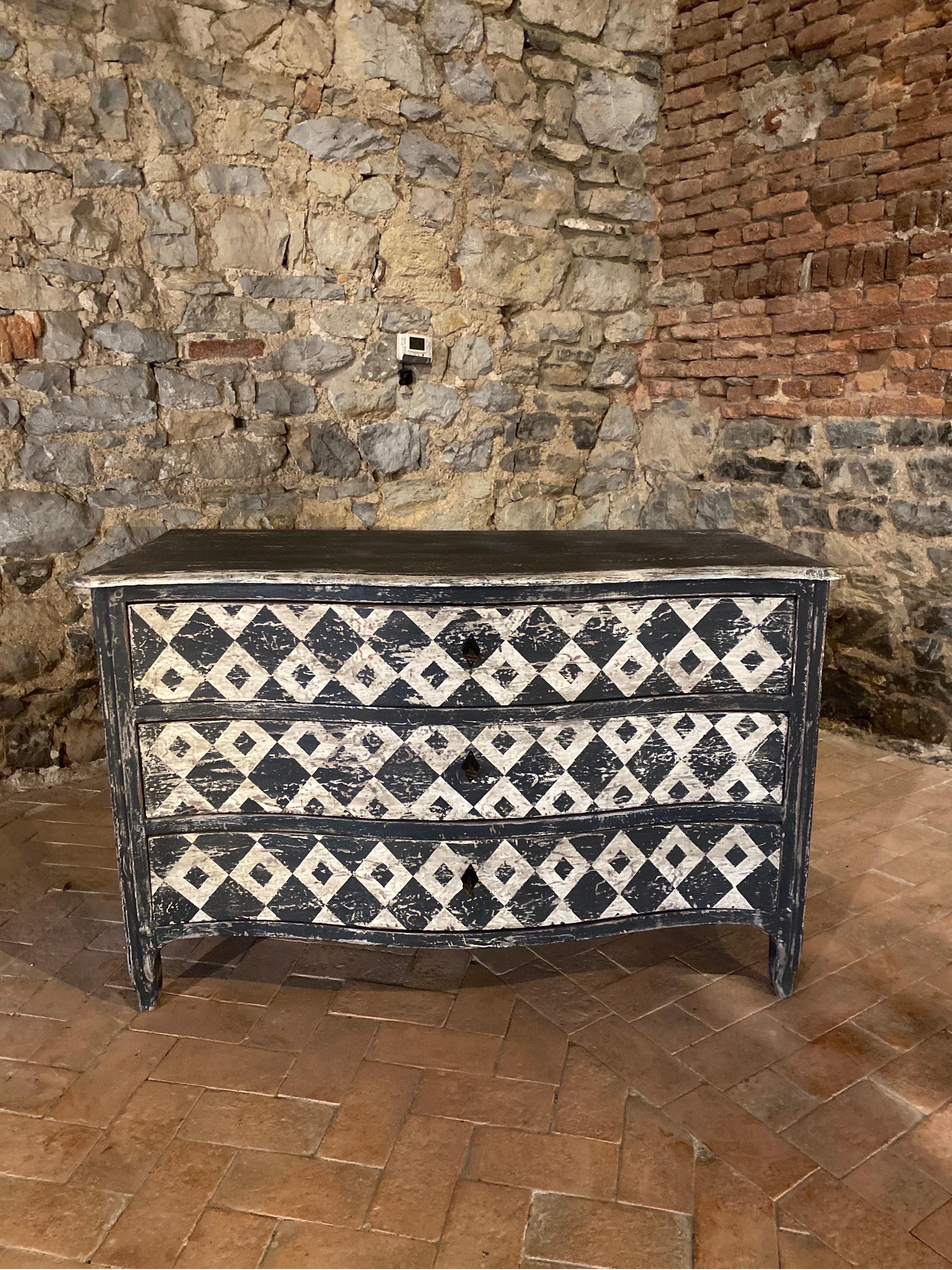 magnificent Louis XV chest of drawers dating from the 19th century opening with 3 drawers with a superb patina of shapes very decorative