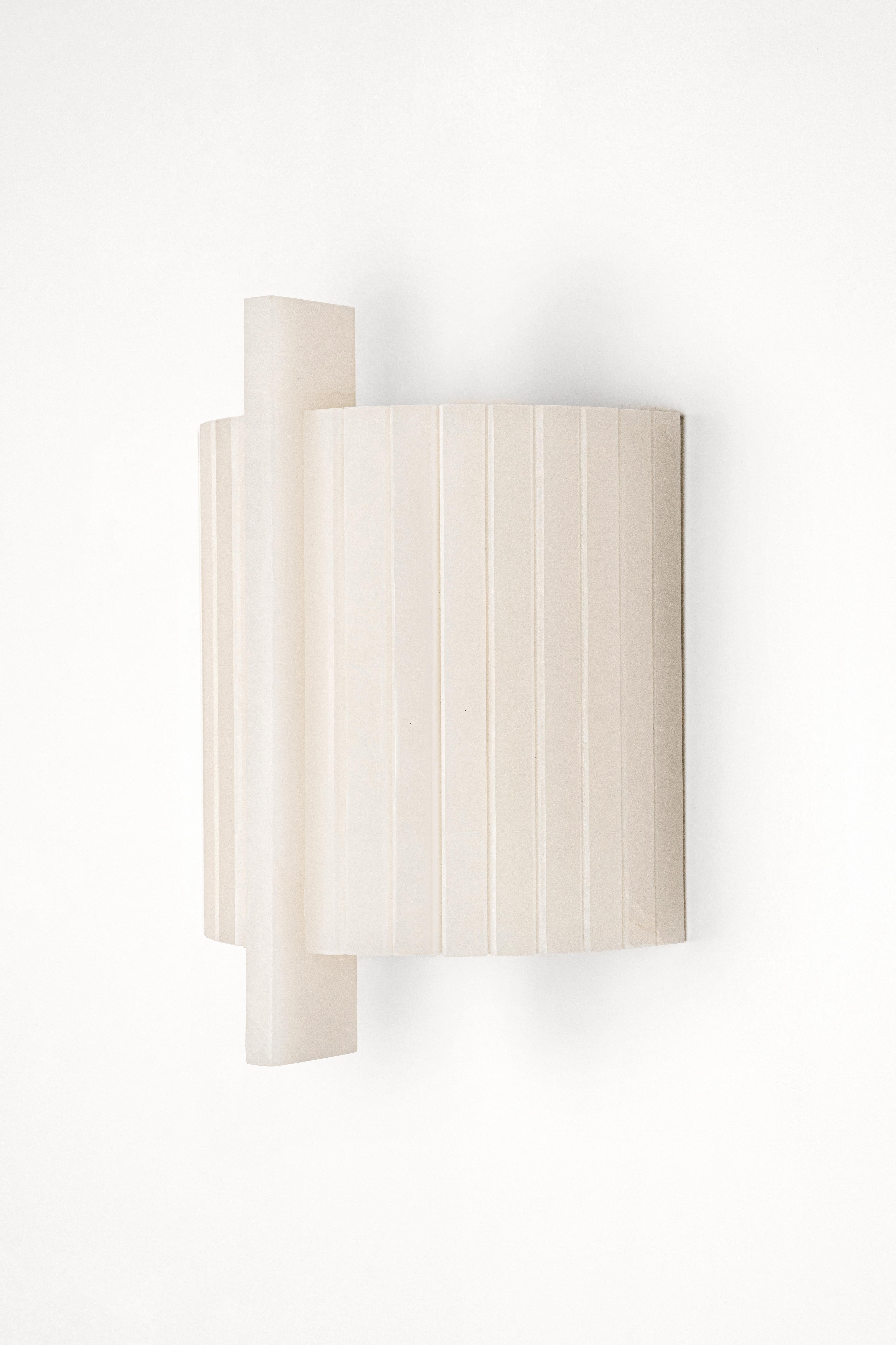 Postmoderne Sculpture cylindrique en onyx blanc avec détails verticals de Marie Jeunet en vente