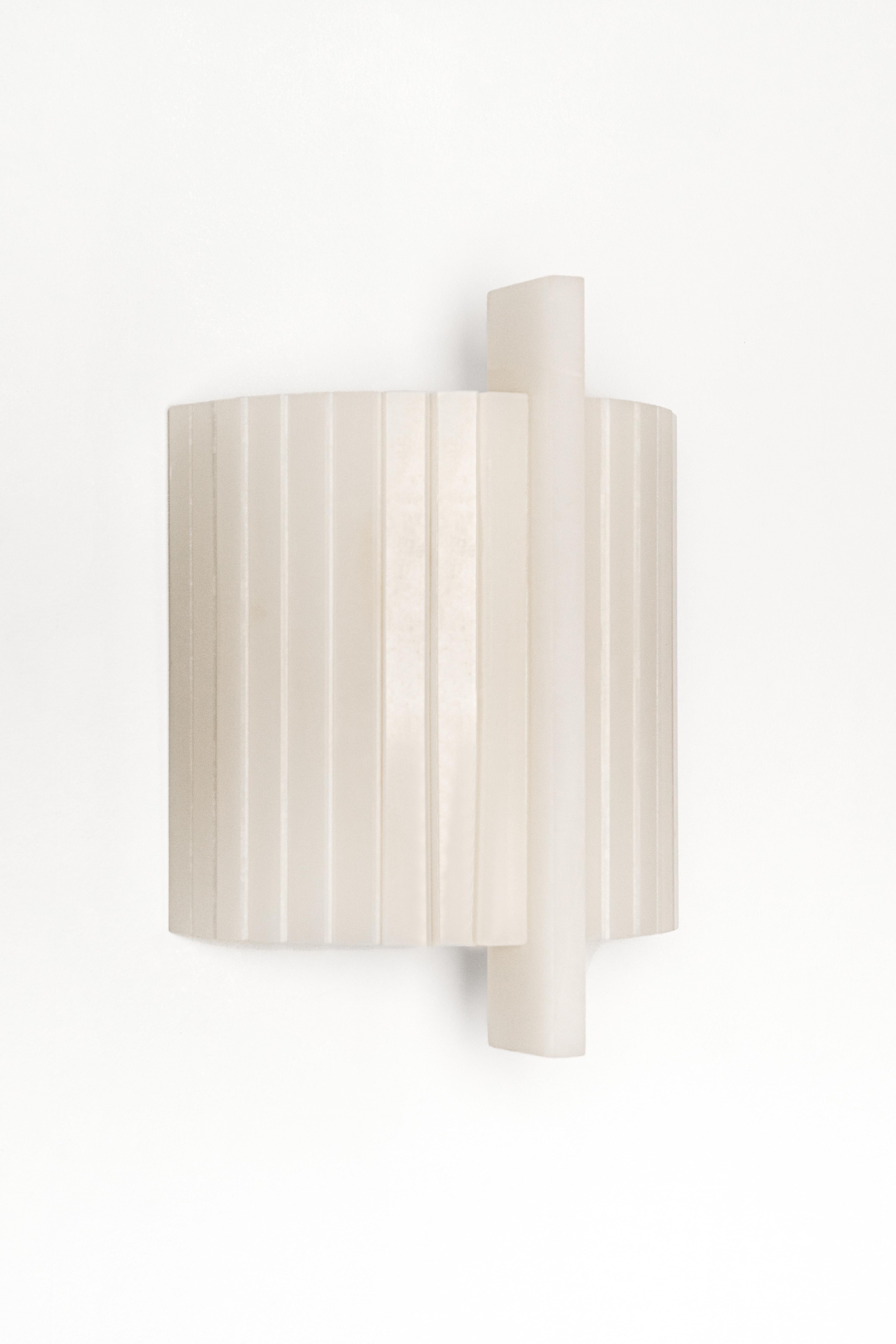 Français Sculpture cylindrique en onyx blanc avec détails verticals de Marie Jeunet en vente