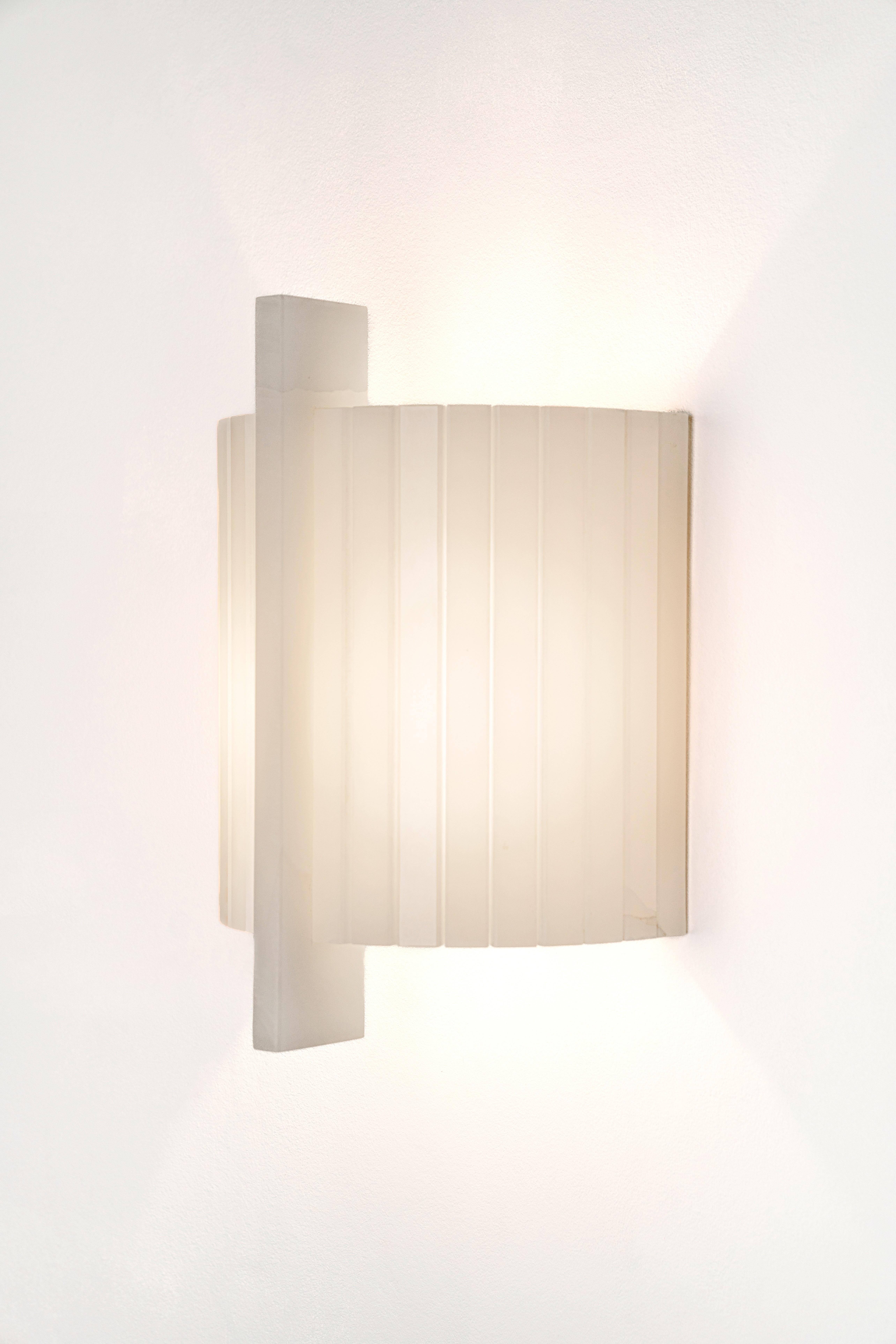 Sculpture cylindrique en onyx blanc avec détails verticals de Marie Jeunet Neuf - En vente à Geneve, CH