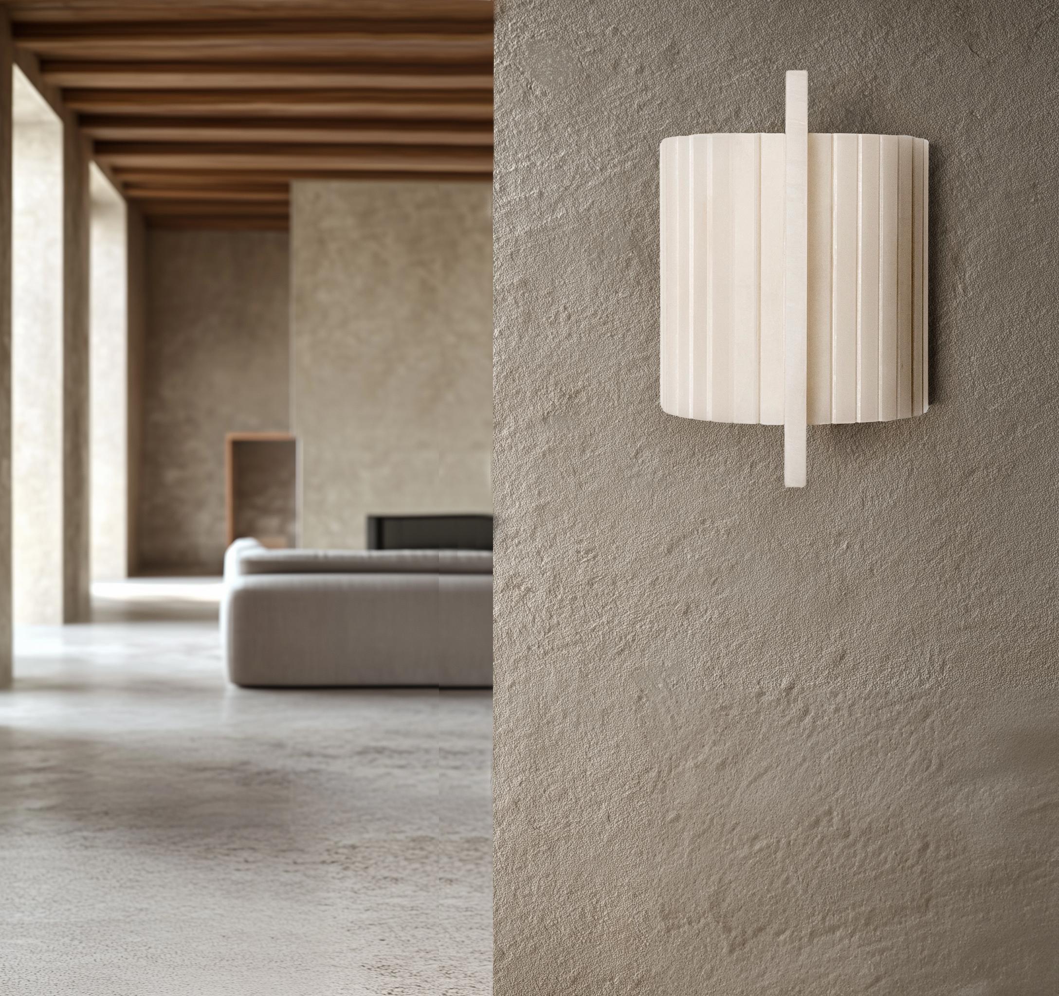 XXIe siècle et contemporain Sculpture cylindrique en onyx blanc avec détails verticals de Marie Jeunet en vente