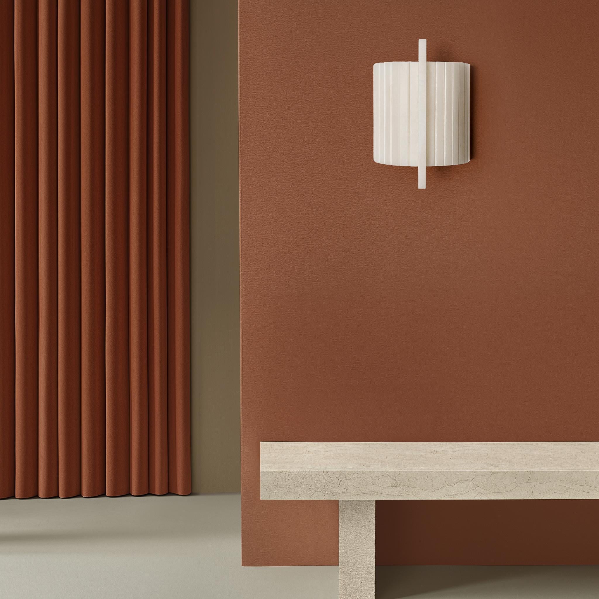 Laiton Sculpture cylindrique en onyx blanc avec détails verticals de Marie Jeunet en vente