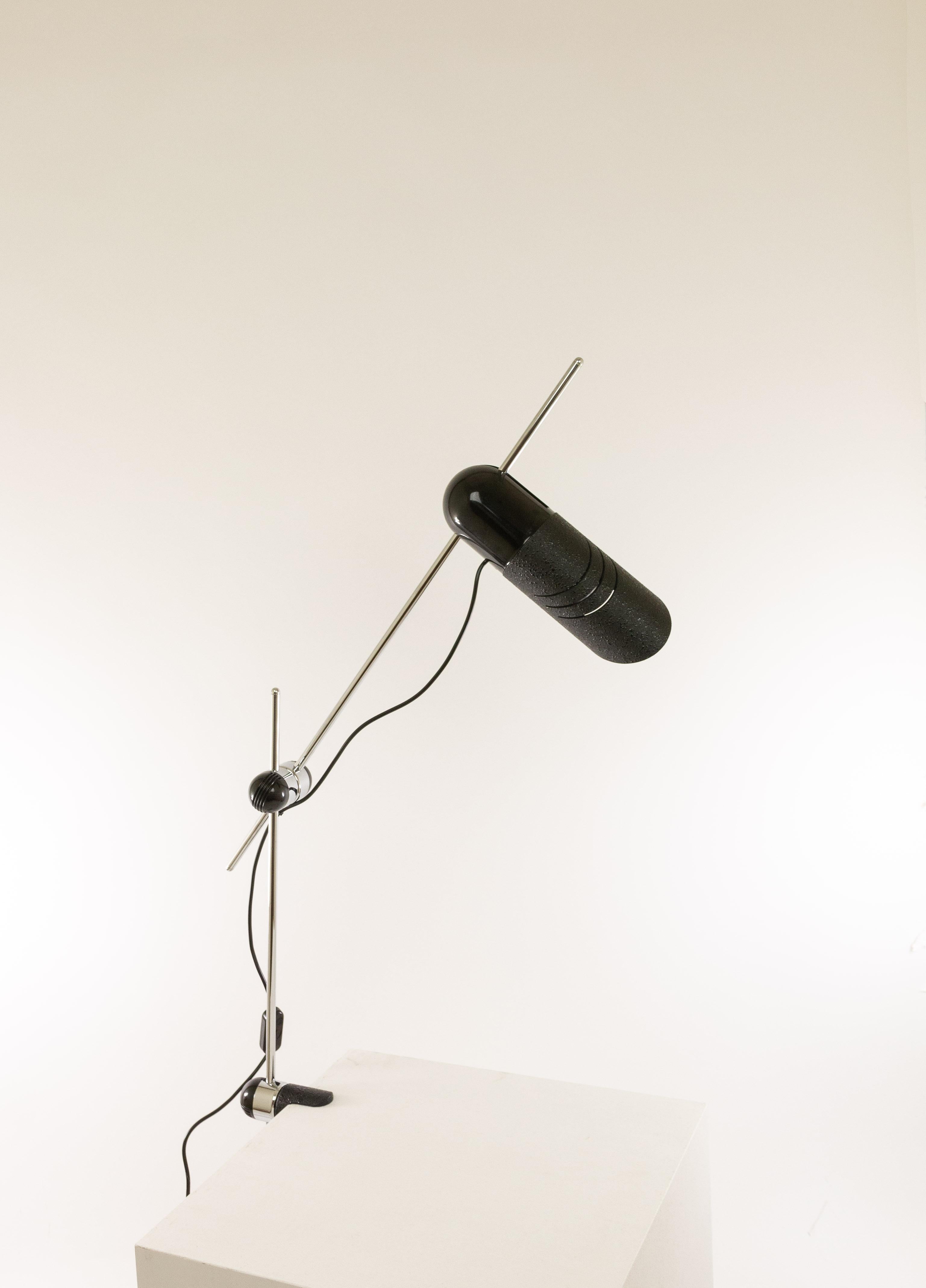 La lampe de table Galdino a été conçue par Carlo Urbinati pour Harvey Guzzini en 1972.

Galdino a été produit en plusieurs versions : une lampe de table, une applique et un lampadaire (avec un et deux spots). Il s'agit de la rare lampe à pince qui