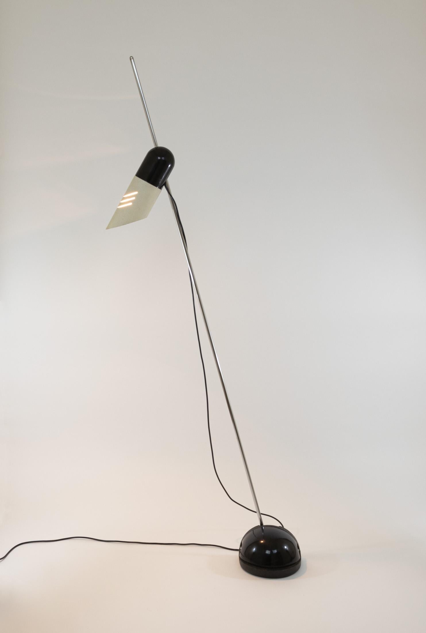 Lámpara de pie Galdino, diseñada por Carlo Urbinati y fabricada por Harvey Guzzini en 1972.

Galdino se ha fabricado en muchas versiones: una lámpara de sobremesa, una lámpara de pinza (dos versiones), una lámpara de pie vertical con uno o dos