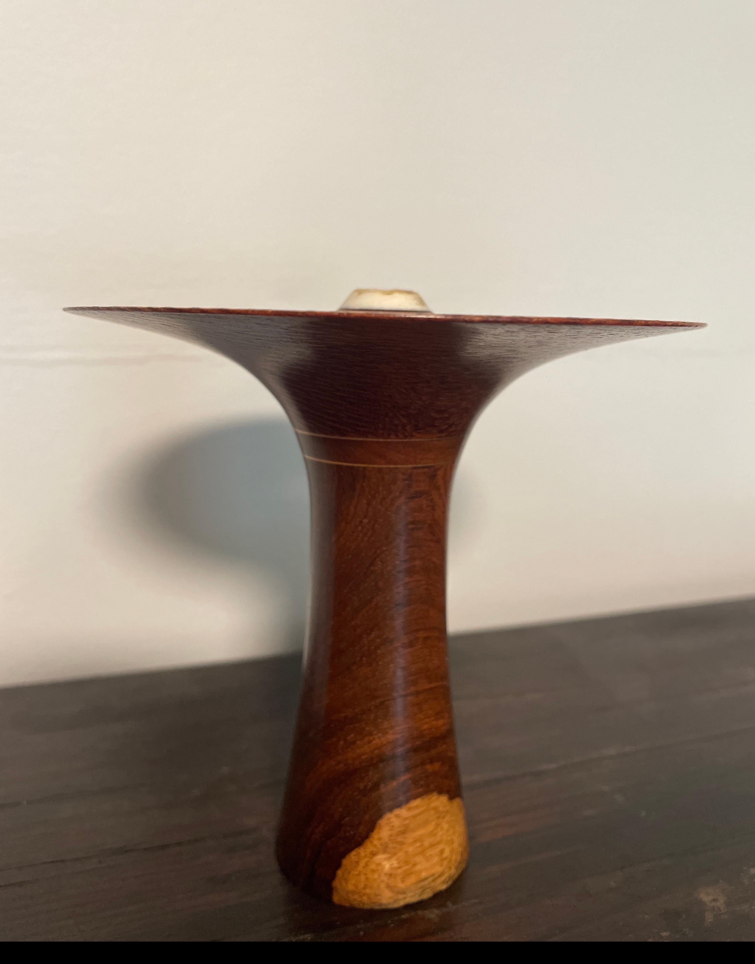 Fantastique vase à bourgeons en bois exotique de Galen Carpenter (1946-2017)
Signé à la main sur le fond, cet incroyable vase est fait de bois exotiques et d'os avec des bandes incrustées complexes.